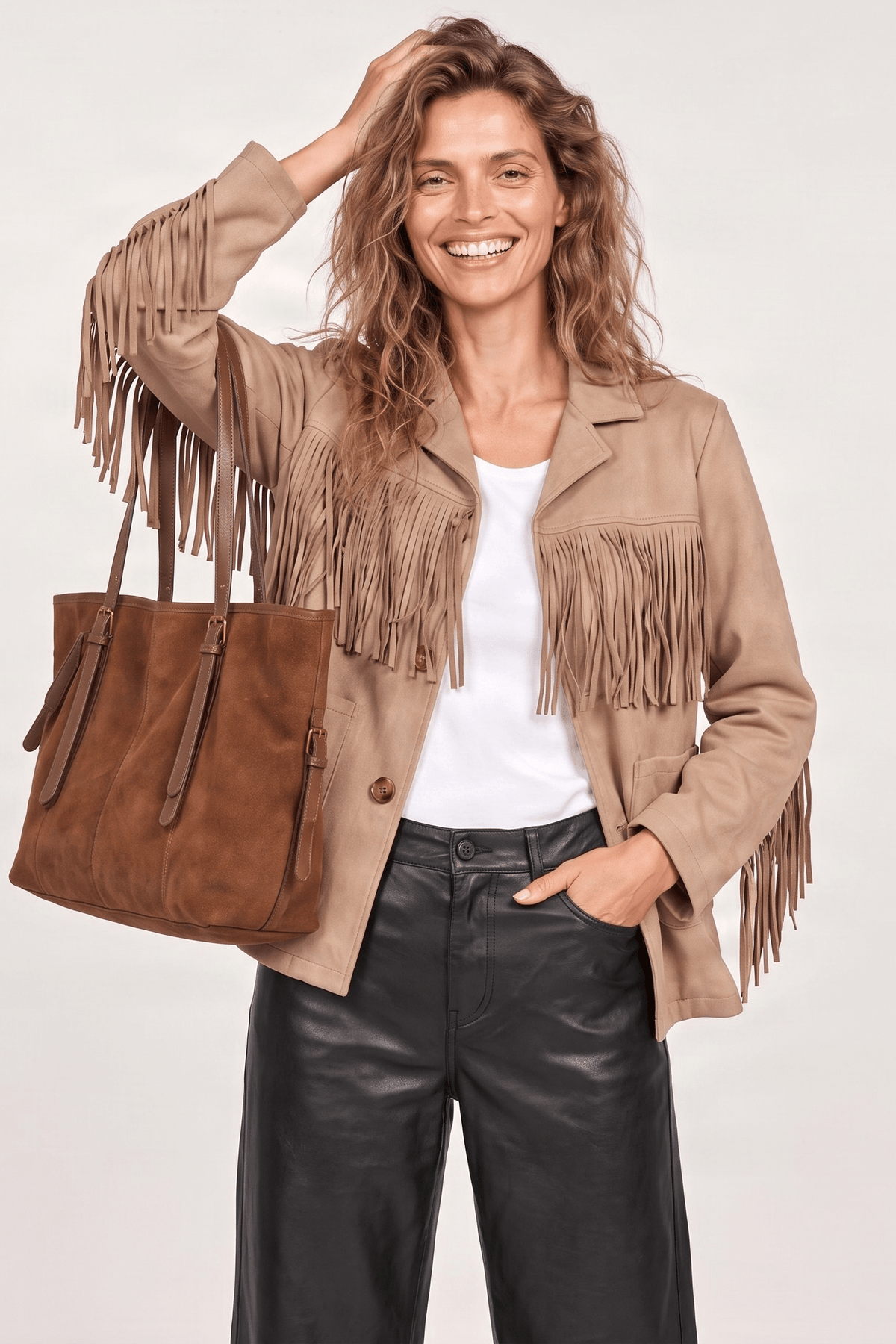 Chaqueta beig antelina con flecos y bolsillos Lolitas&L - lolitasyl.com