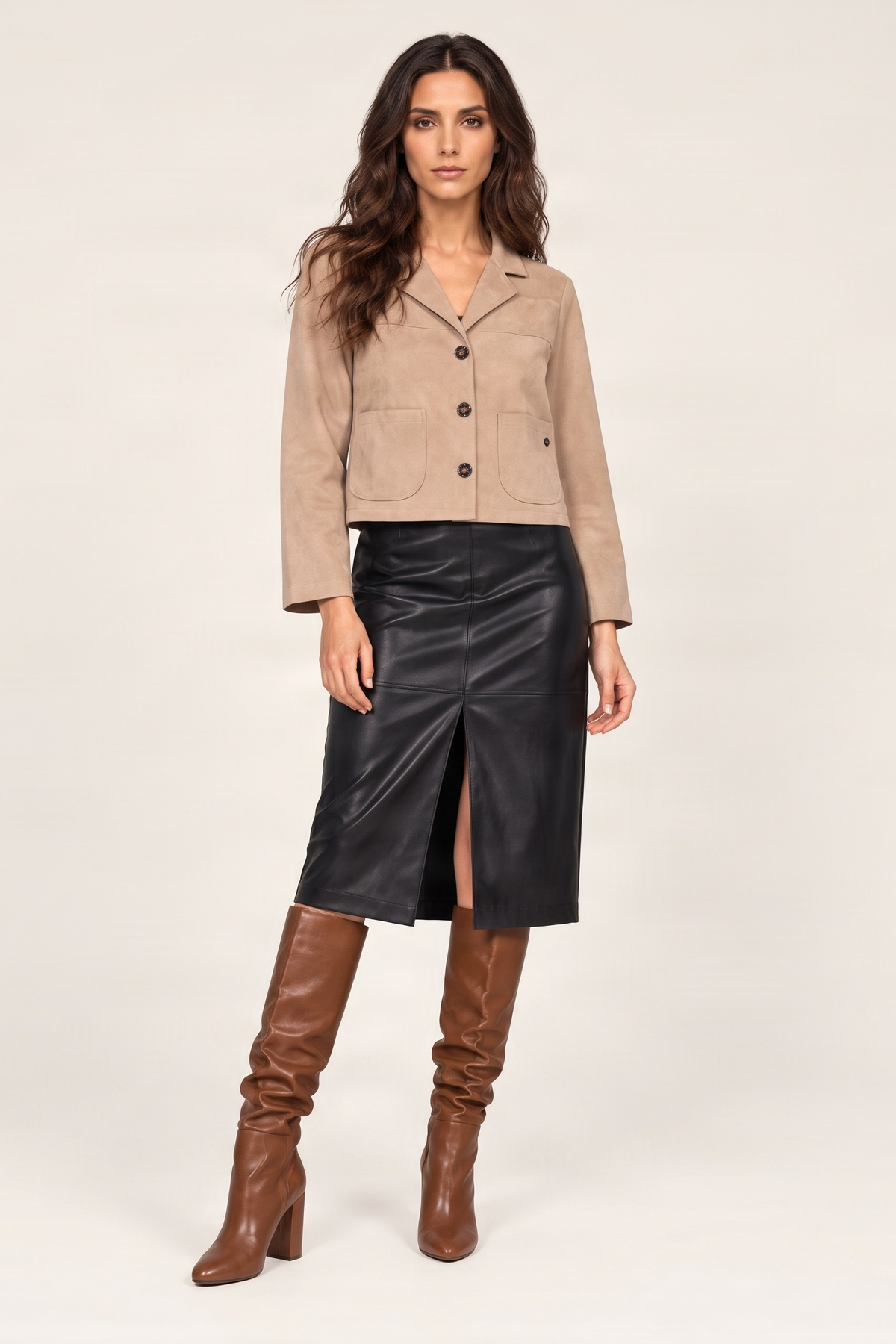 Chaqueta beige corta antelina con automaticos Lolitas&L