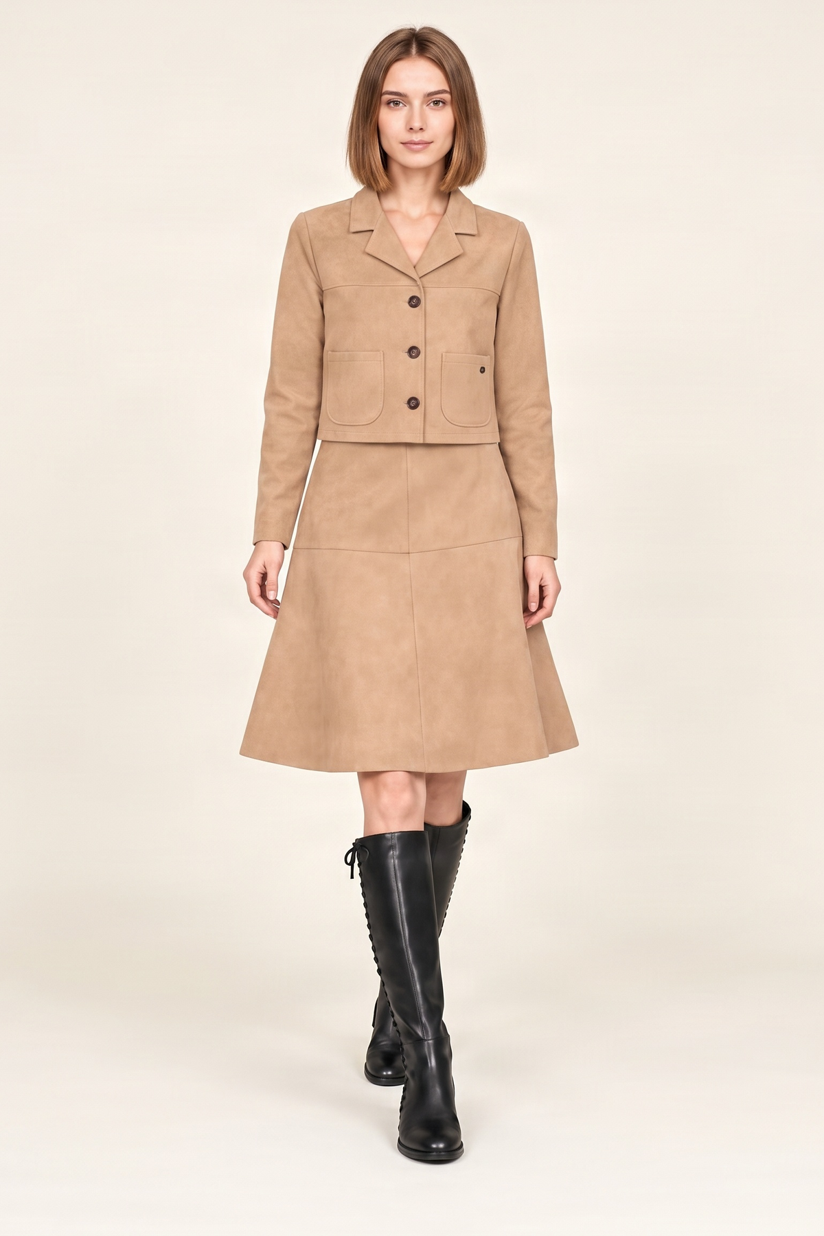 Chaqueta beige corta antelina con automaticos Lolitas&L
