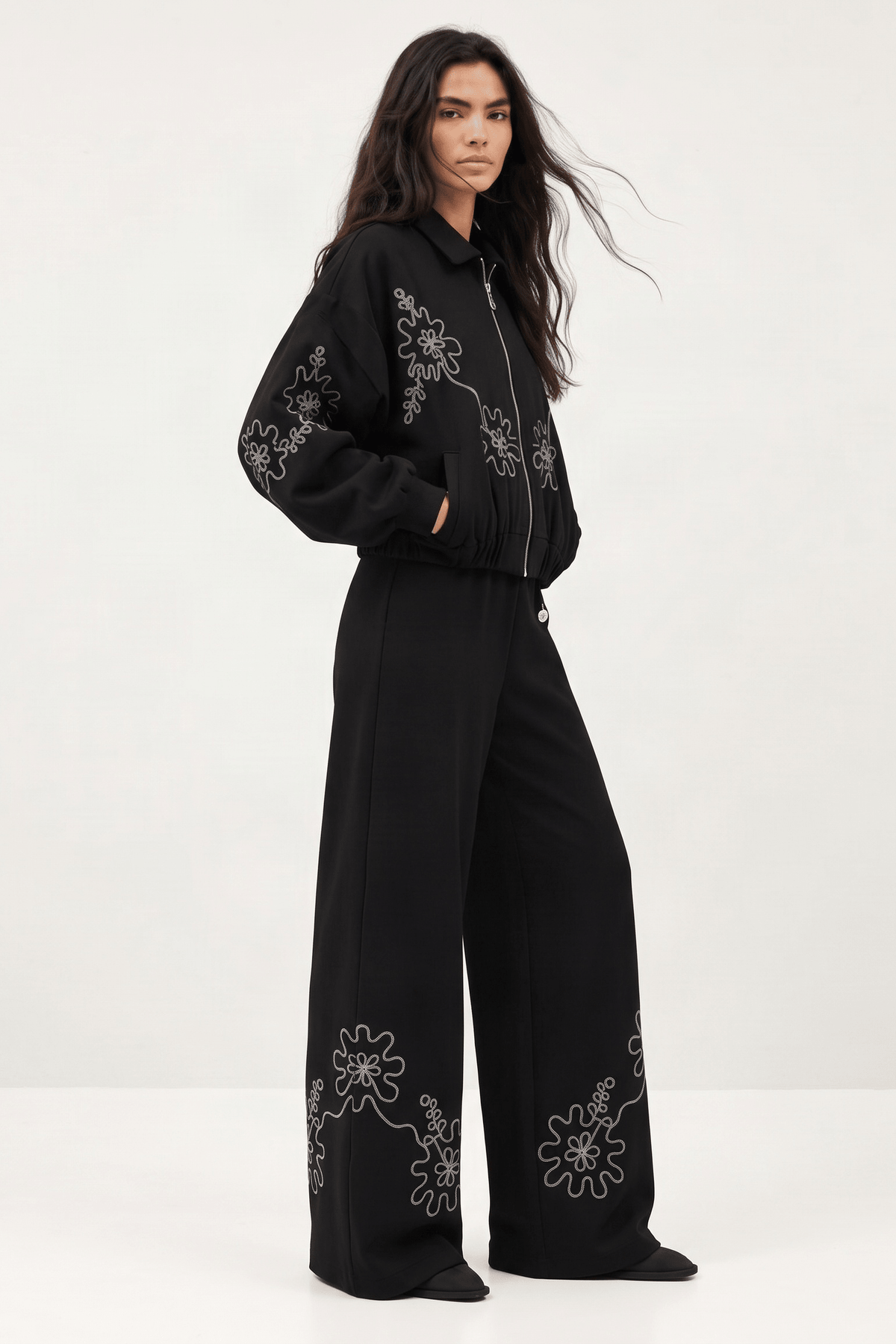Chaqueta Bomber Negra en Scuba Modal con Bordado Floral – Lolitas&L - lolitasyl.com
