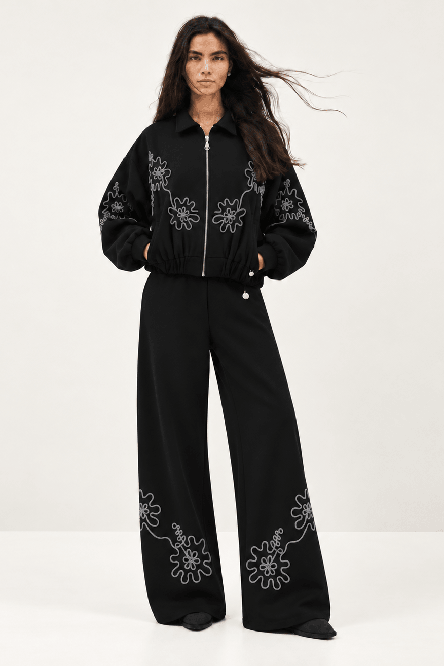 Chaqueta Bomber Negra en Scuba Modal con Bordado Floral – Lolitas&L - lolitasyl.com