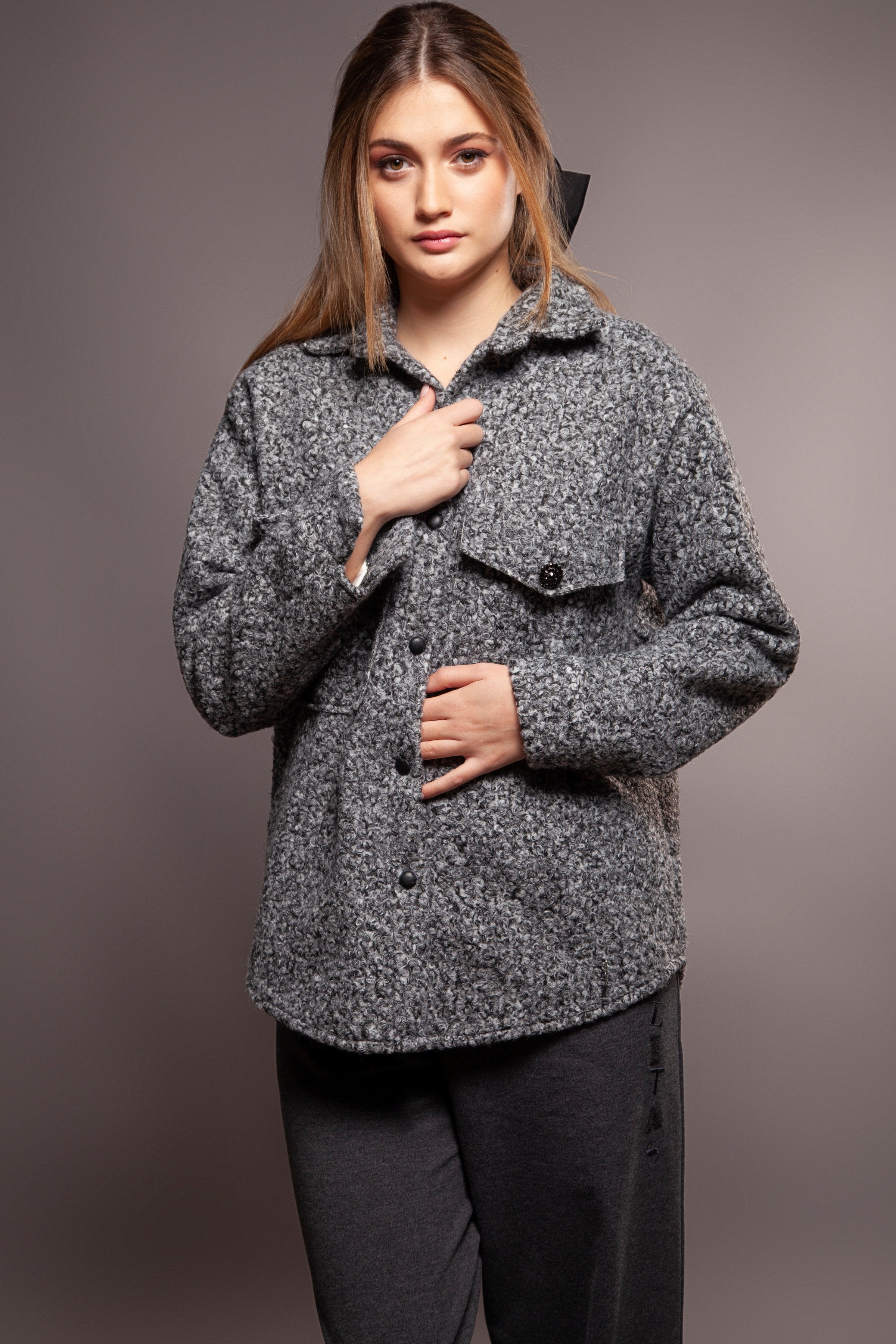 Chaqueta camisera gris borrego con bolsillos Lolitas&L - lolitasyl.com