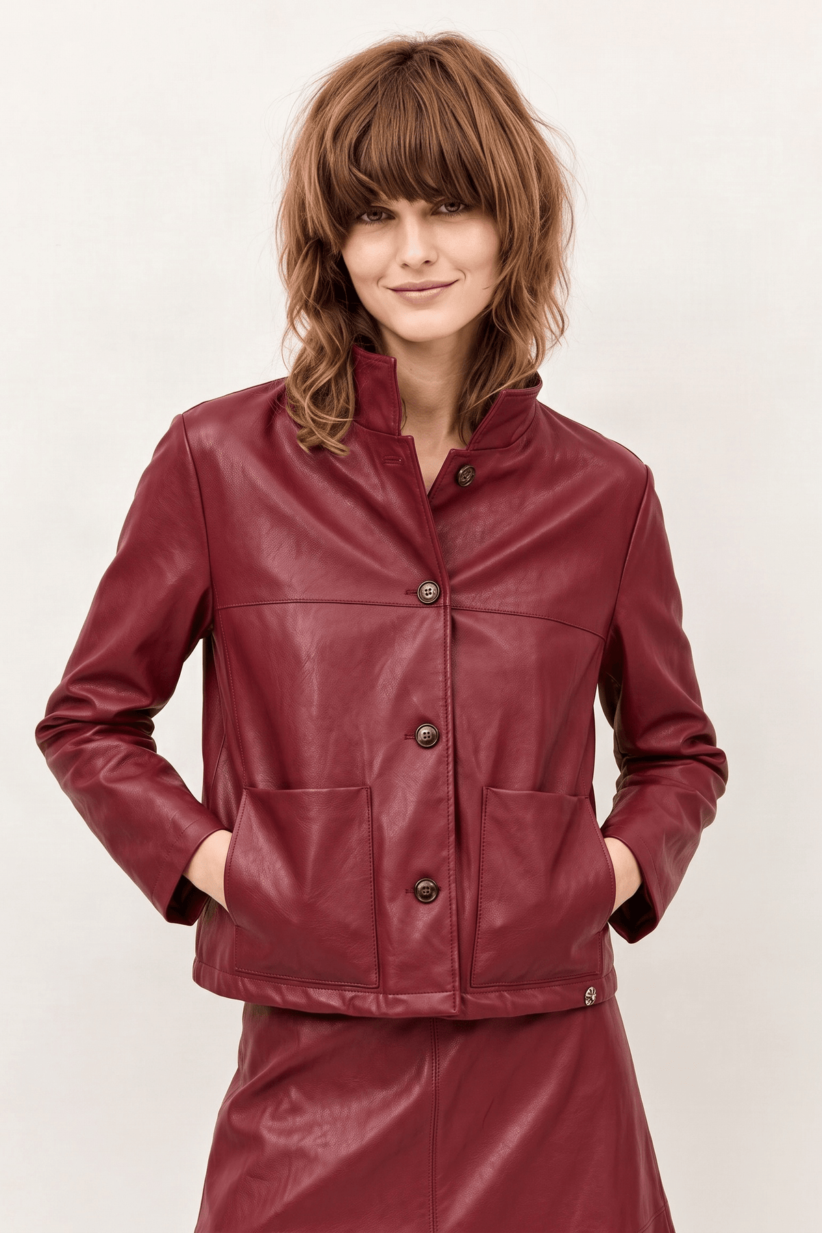 Chaqueta Cropped de Ecopiel Rojo Cereza con Cuello Elevado y Botones – Lolitas&L - lolitasyl.com
