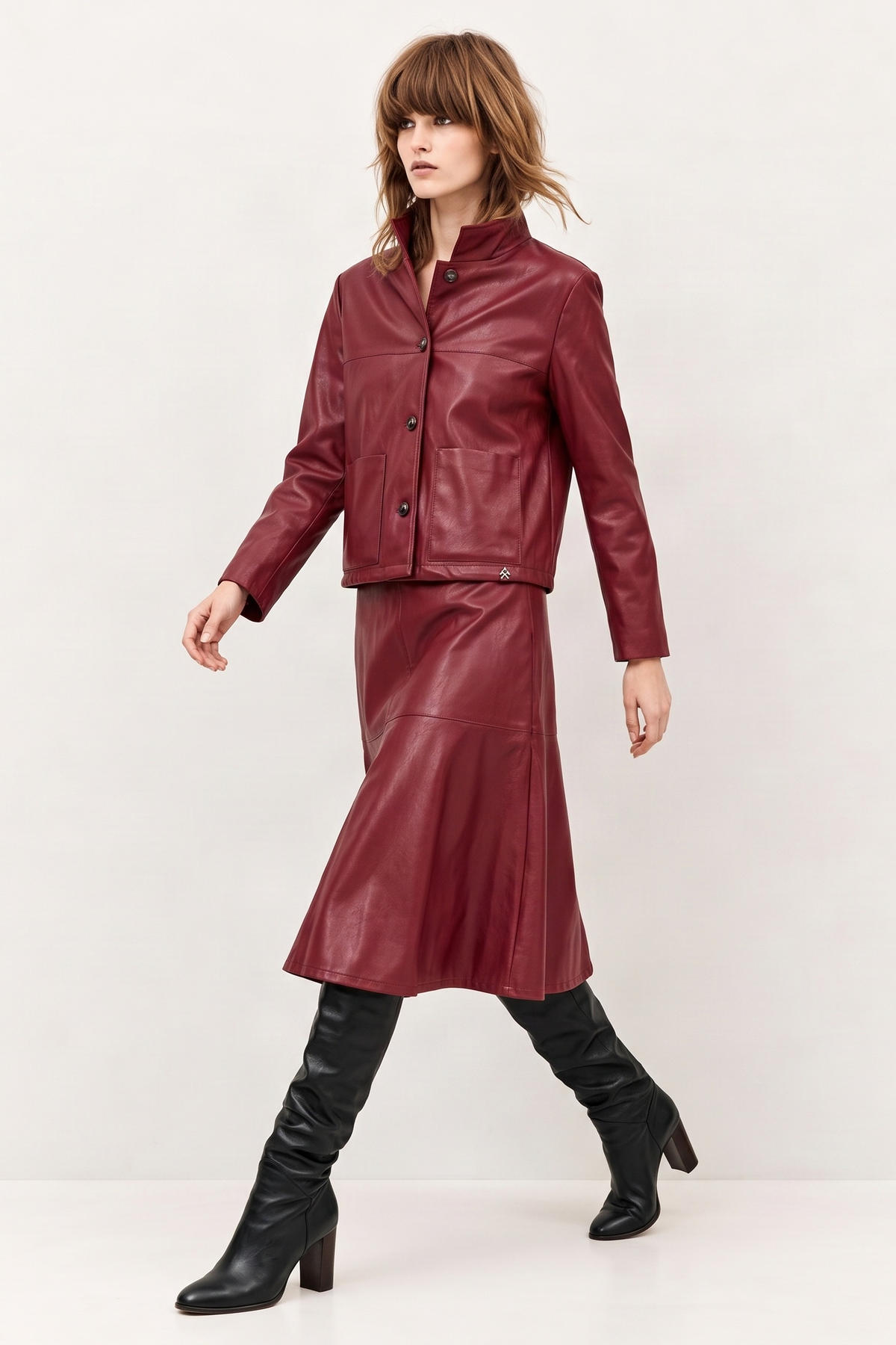 Chaqueta Cropped de Ecopiel Rojo Cereza con Cuello Elevado y Botones – Lolitas&L