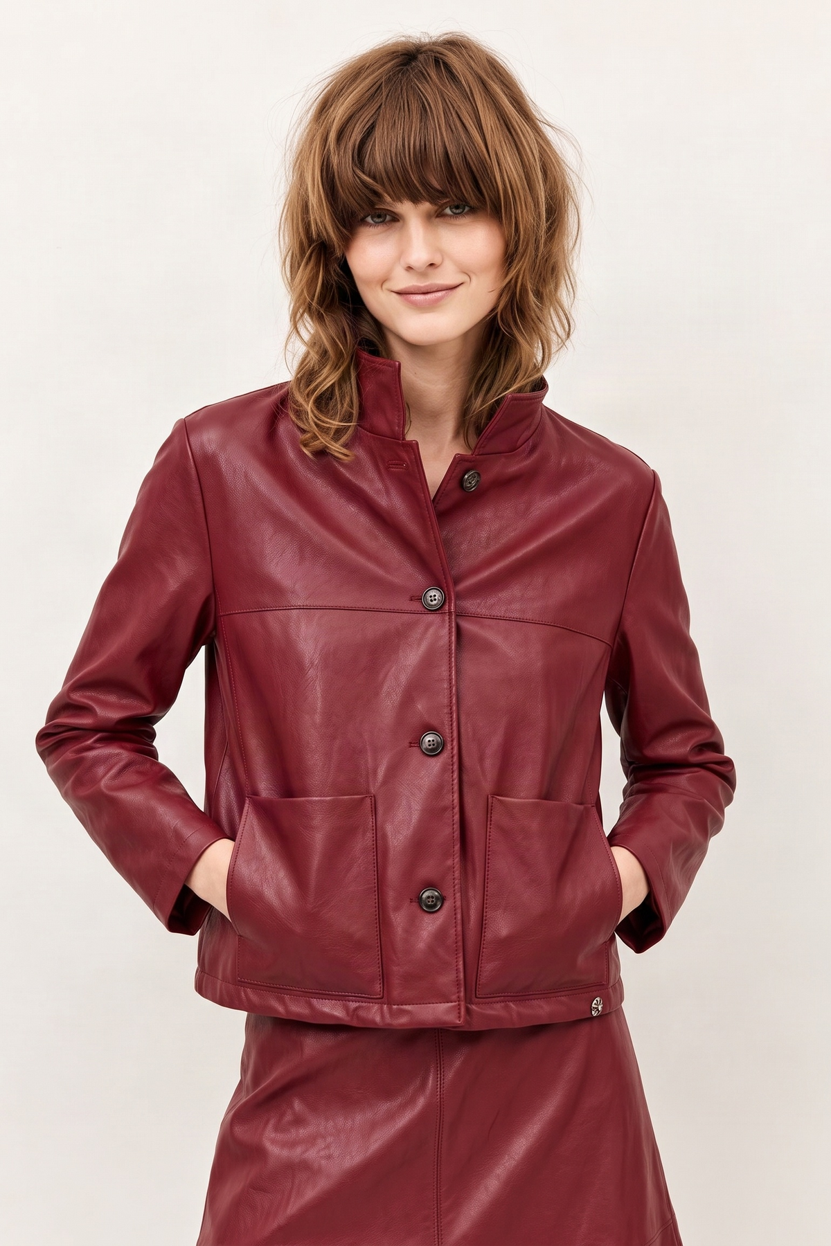 Chaqueta Cropped de Ecopiel Rojo Cereza con Cuello Elevado y Botones – Lolitas&L