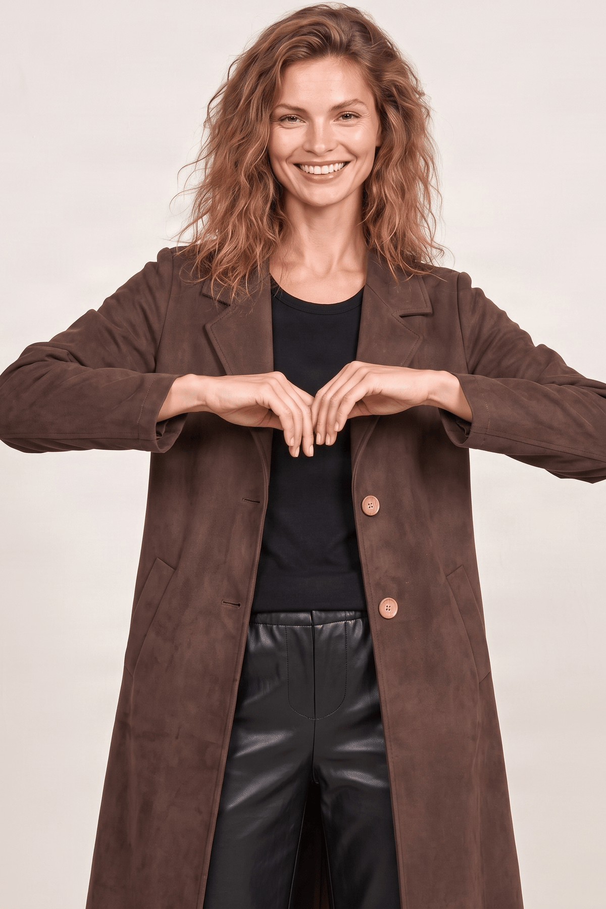 Chaqueta marron larga de antelina abotonada Lolitas&L - lolitasyl.com