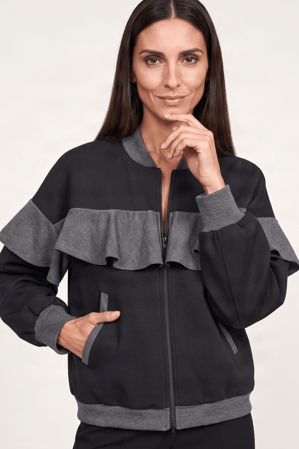 Chaqueta negra con cremallera y volantes Lolitas&L - lolitasyl.com