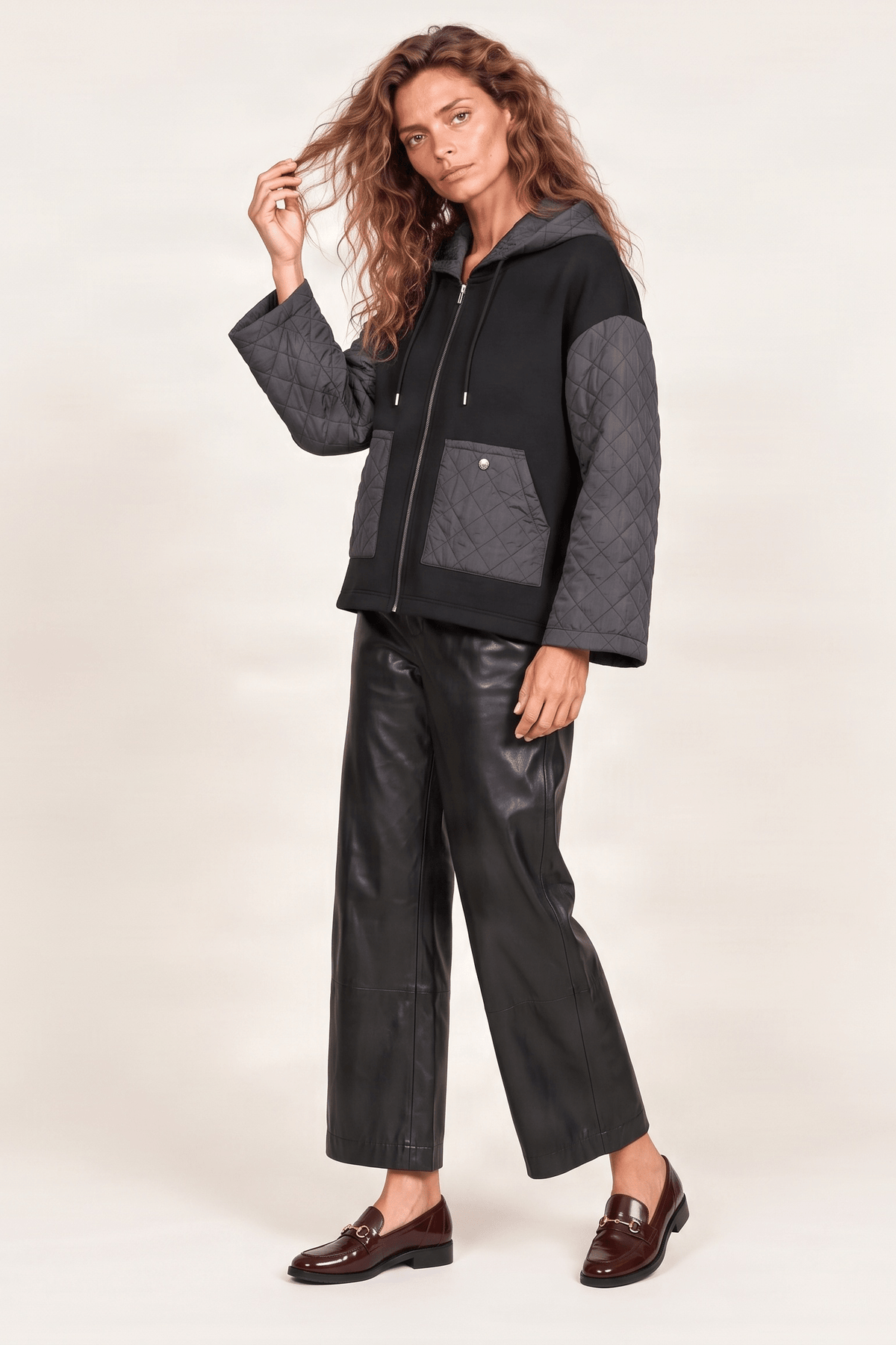 Chaqueta negra cremallera con capucha y mangas guateadas Lolitas&L - lolitasyl.com