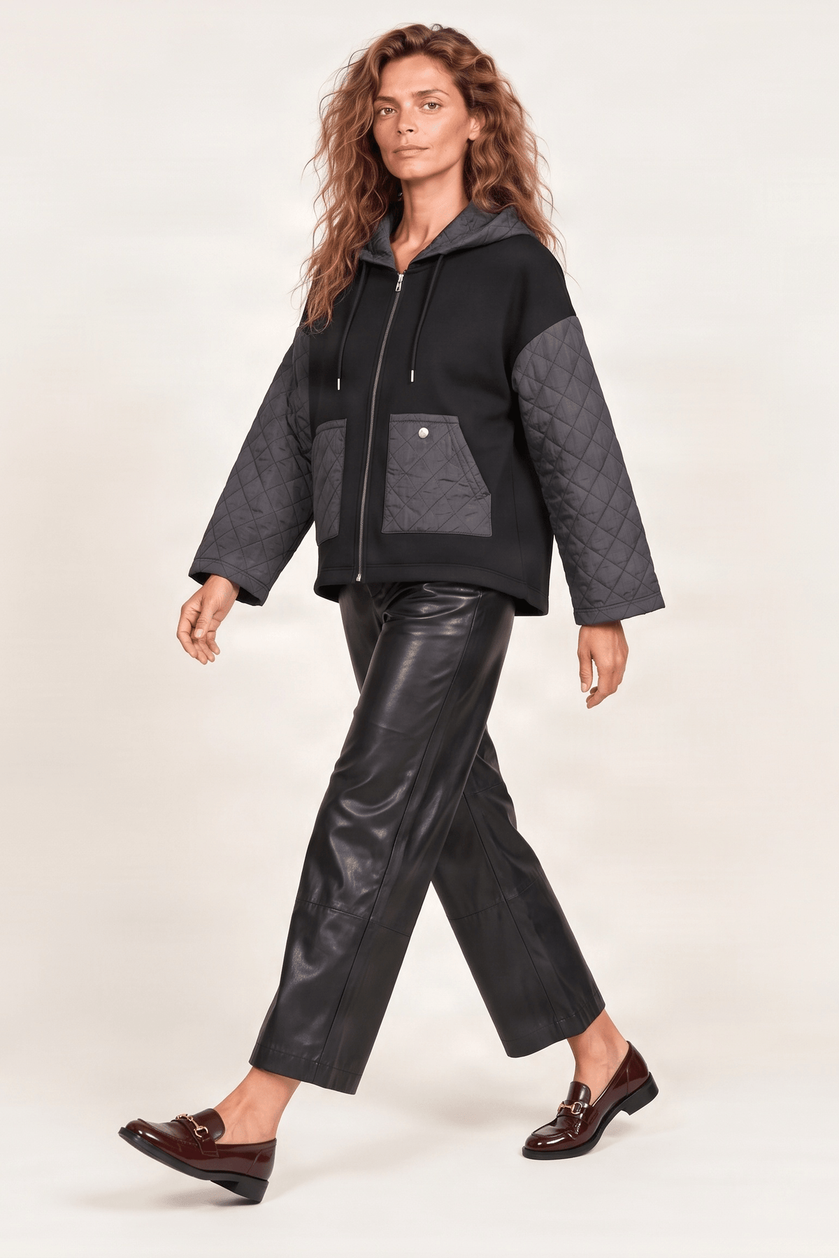 Chaqueta negra cremallera con capucha y mangas guateadas Lolitas&L - lolitasyl.com