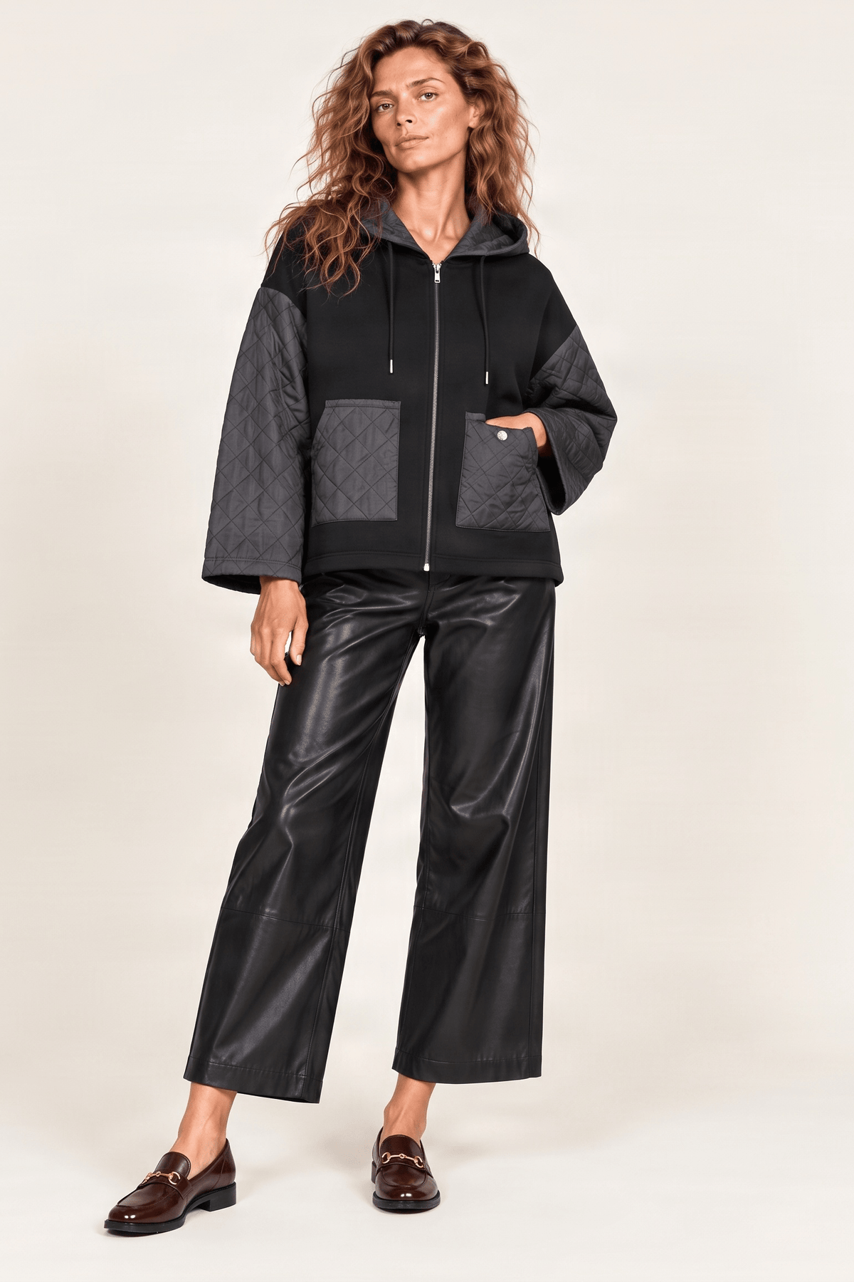Chaqueta negra cremallera con capucha y mangas guateadas Lolitas&L - lolitasyl.com
