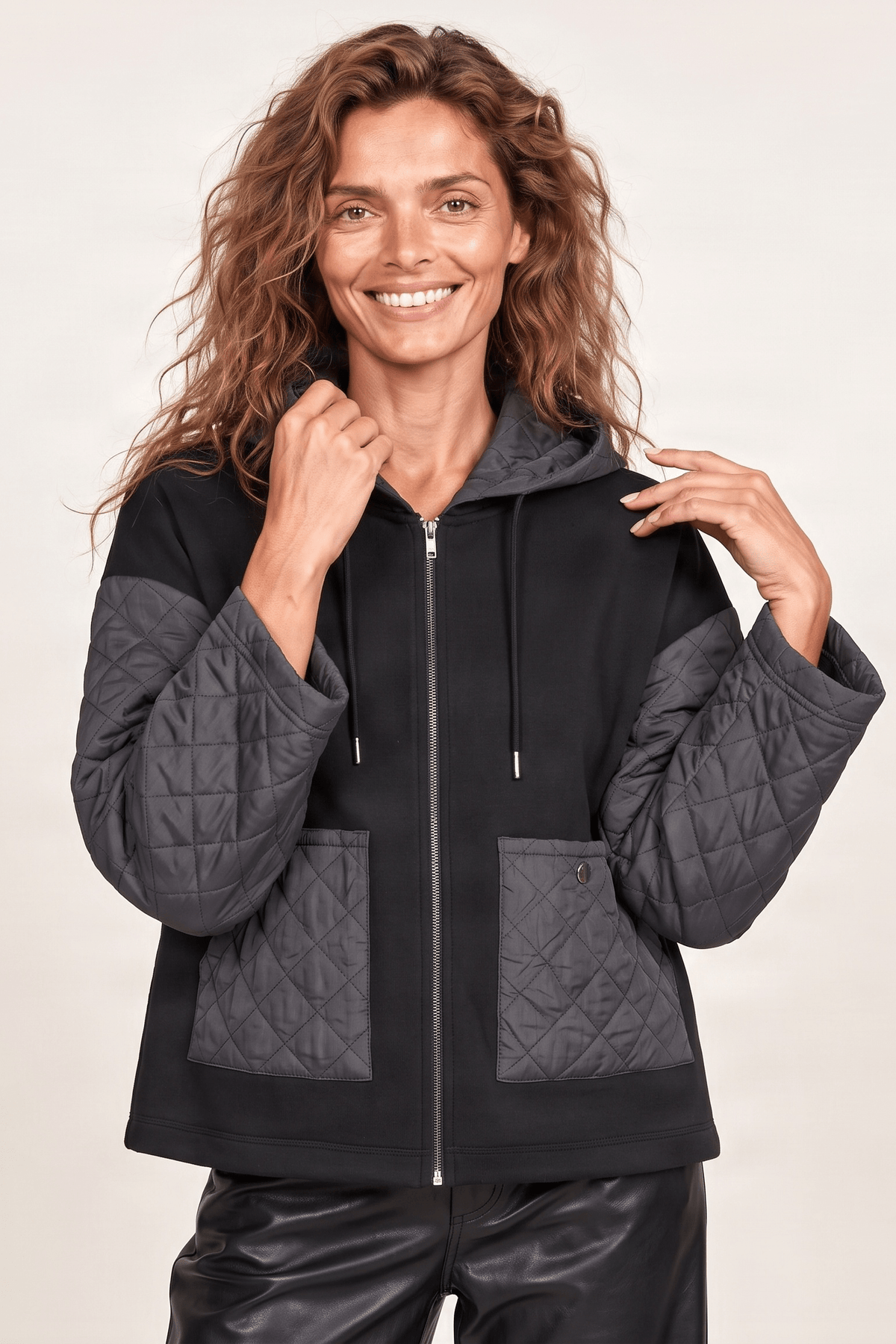 Chaqueta negra cremallera con capucha y mangas guateadas Lolitas&L - lolitasyl.com