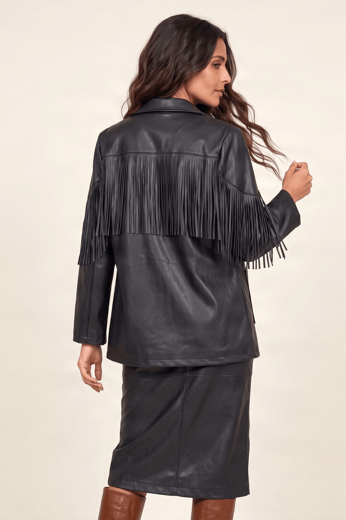 Chaqueta negra larga polipiel con flecos y bolsillos Lolitas&L - lolitasyl.com