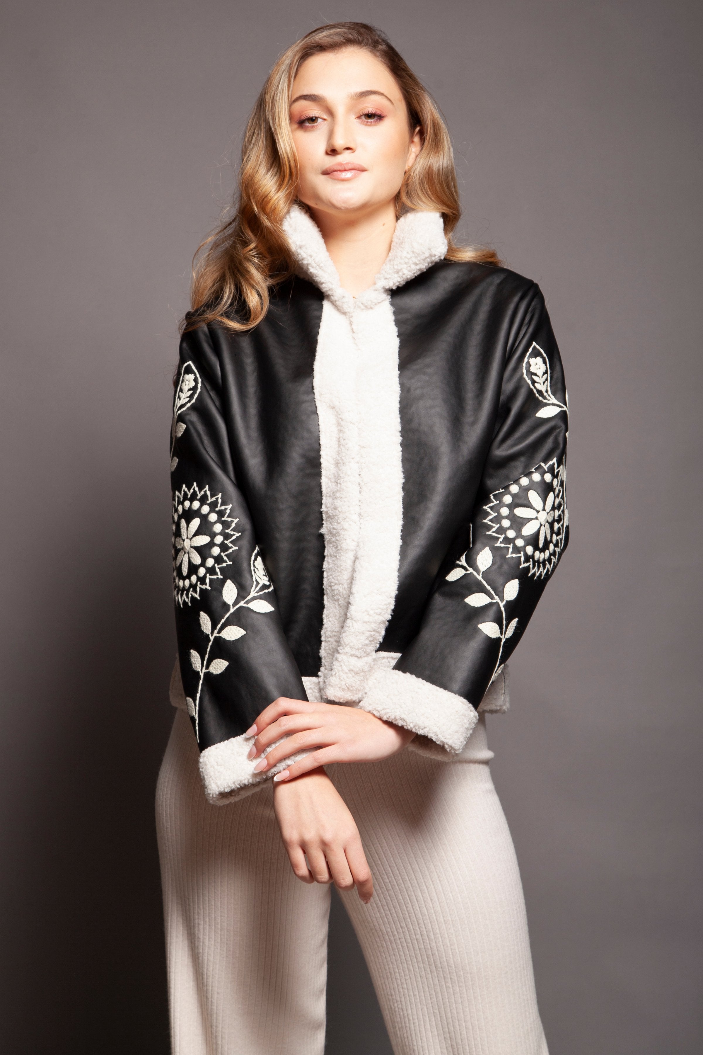 Chaqueta negra polipiel bordada con borrego vuelto Lolitas&L - lolitasyl.com