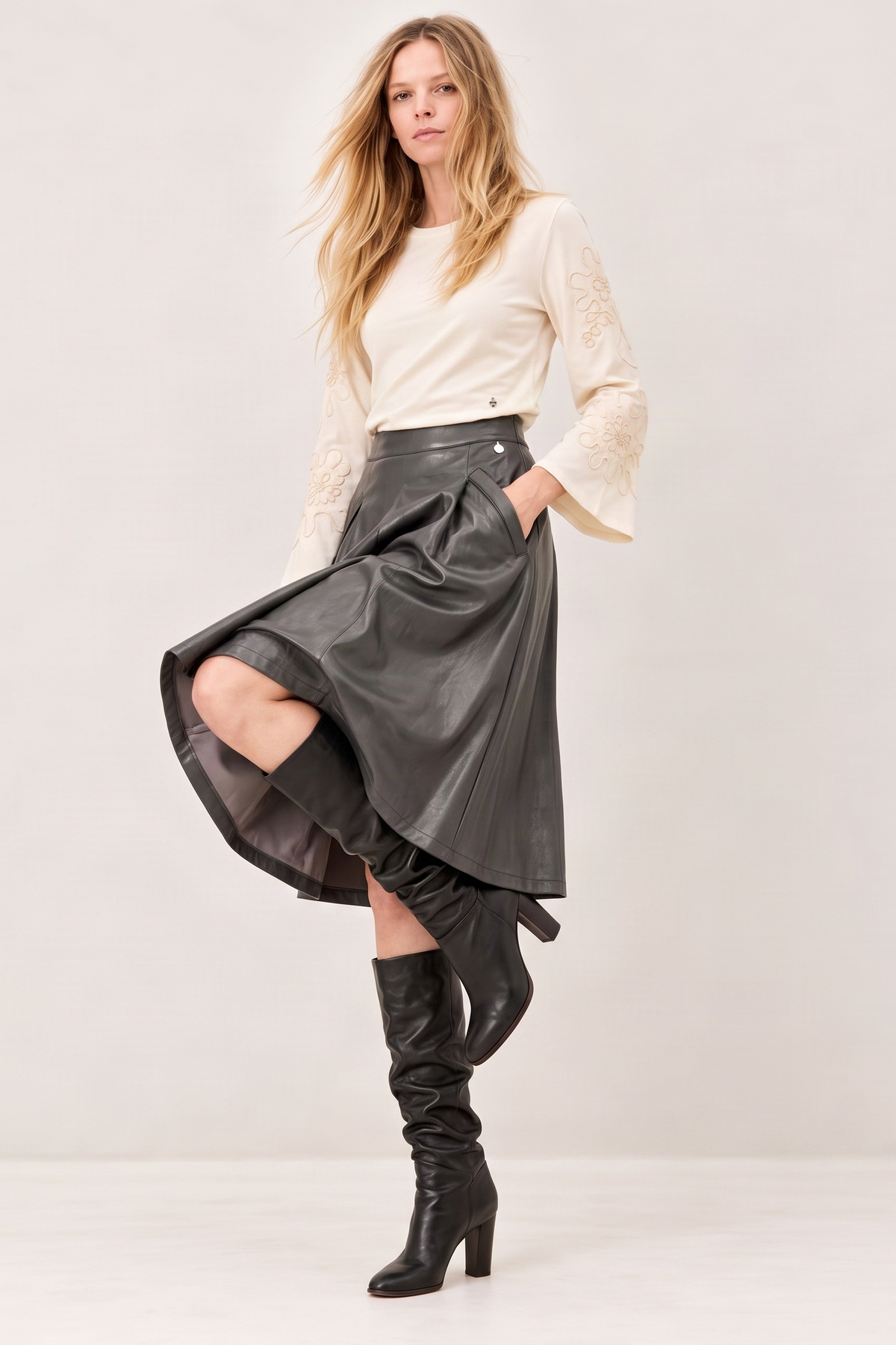 Falda Midi Evasé Verde Militar en Efecto Piel con Cintura Limpia y Vuelo Amplio – Lolitas&L