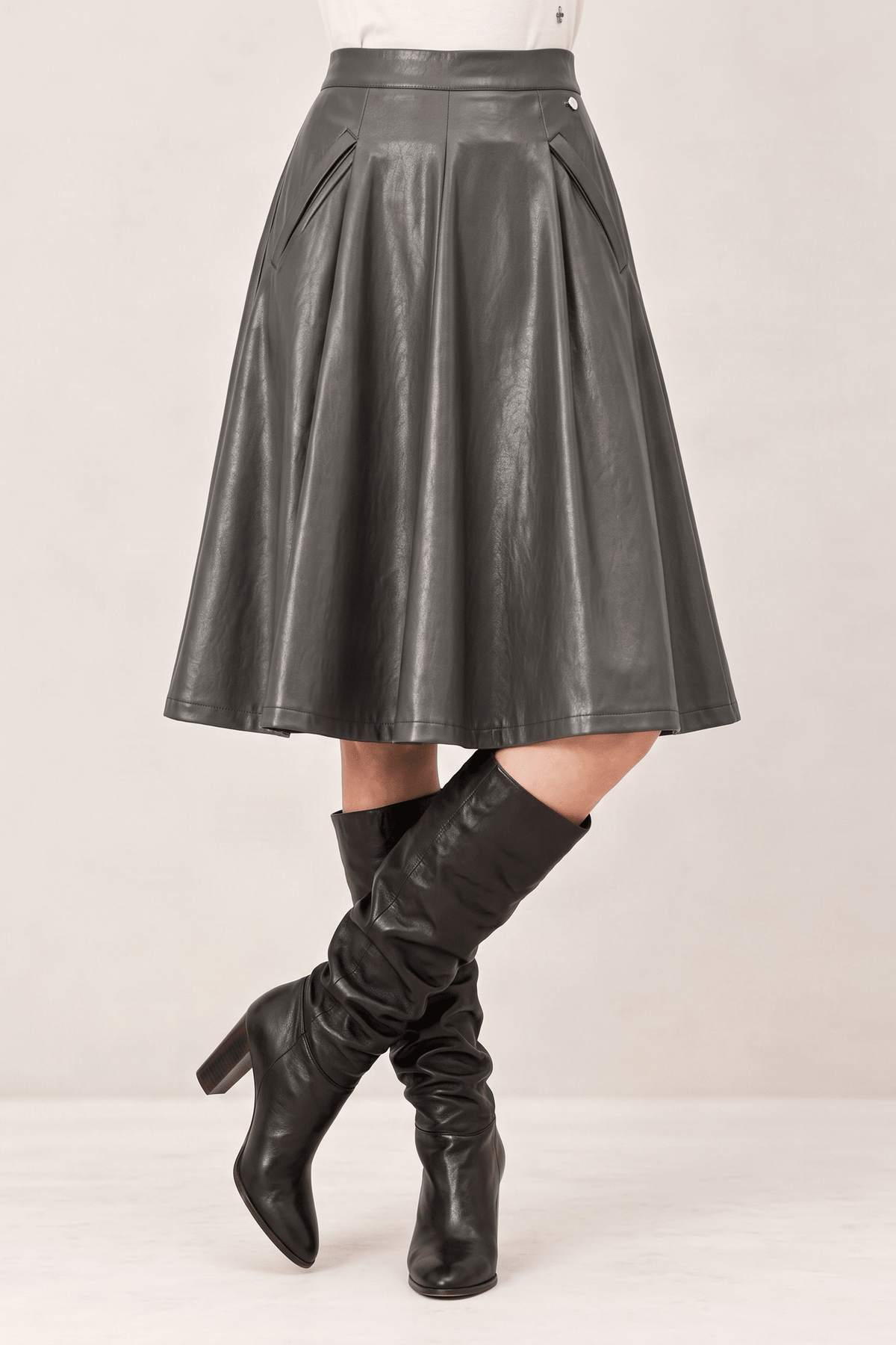 Falda Midi Evasé Verde Militar en Efecto Piel con Cintura Limpia y Vuelo Amplio – Lolitas&L - lolitasyl.com