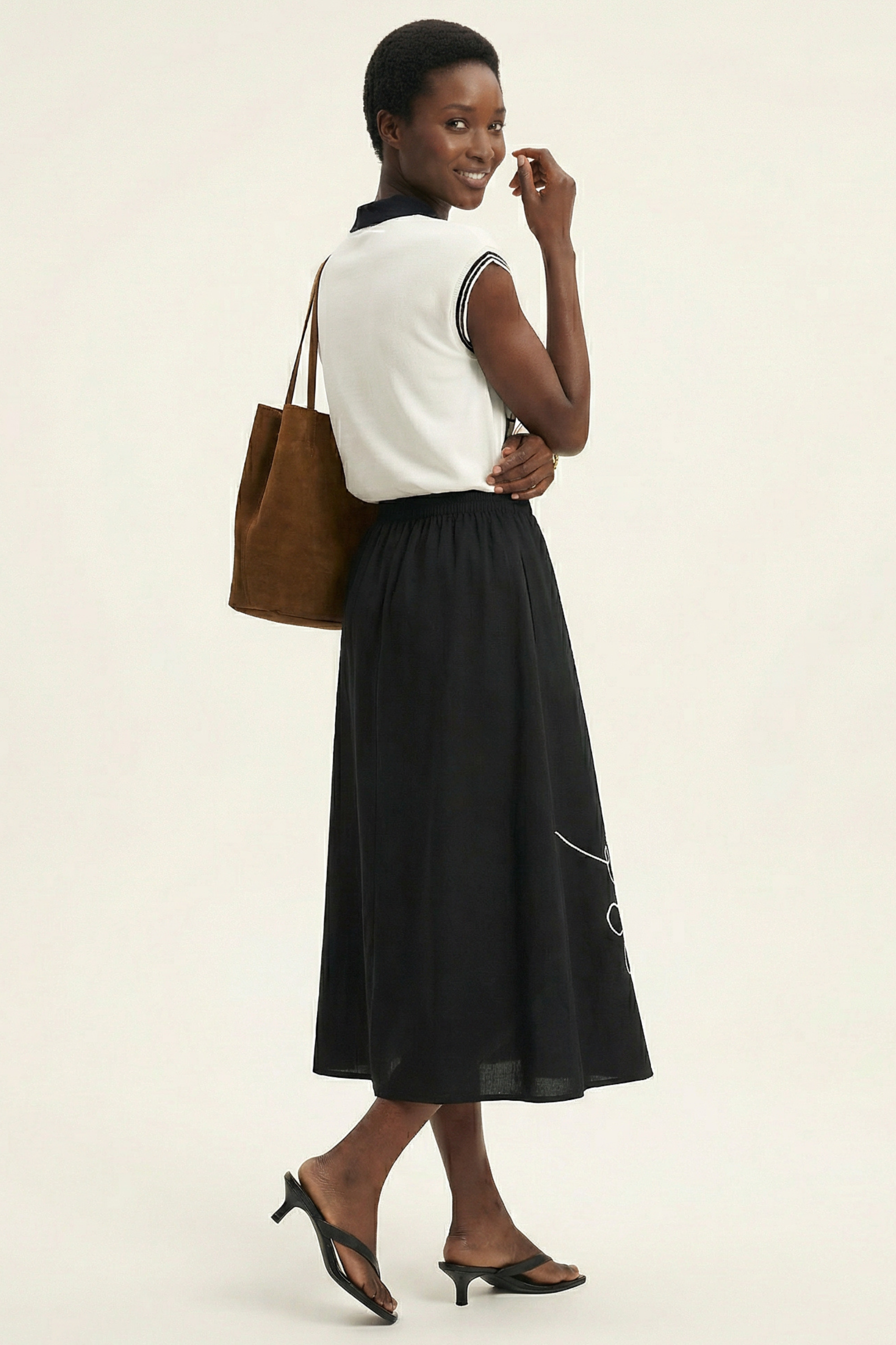 Falda negra larga con goma y flor bordada Lolitas&L