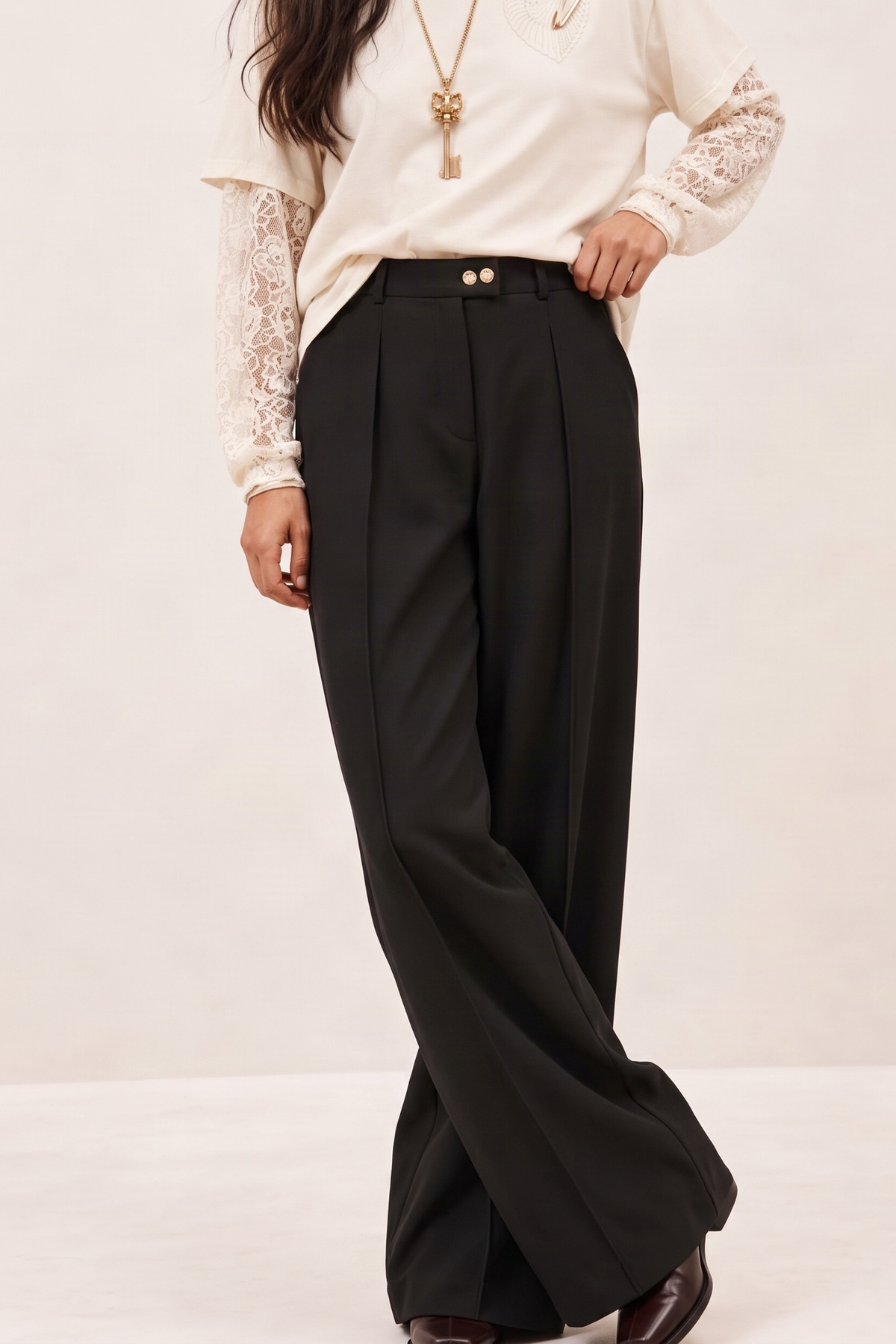 Pantalón Ancho Negro en Crepé Fluido con Pinzas y Bolsillos – Lolitas&L