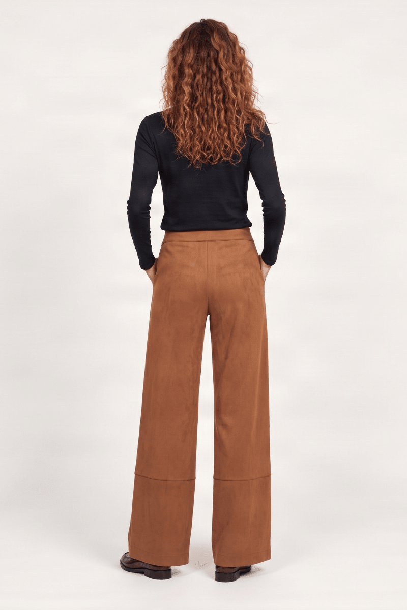 Pantalon antelina camel corte con botones Lolitas&L - lolitasyl.com