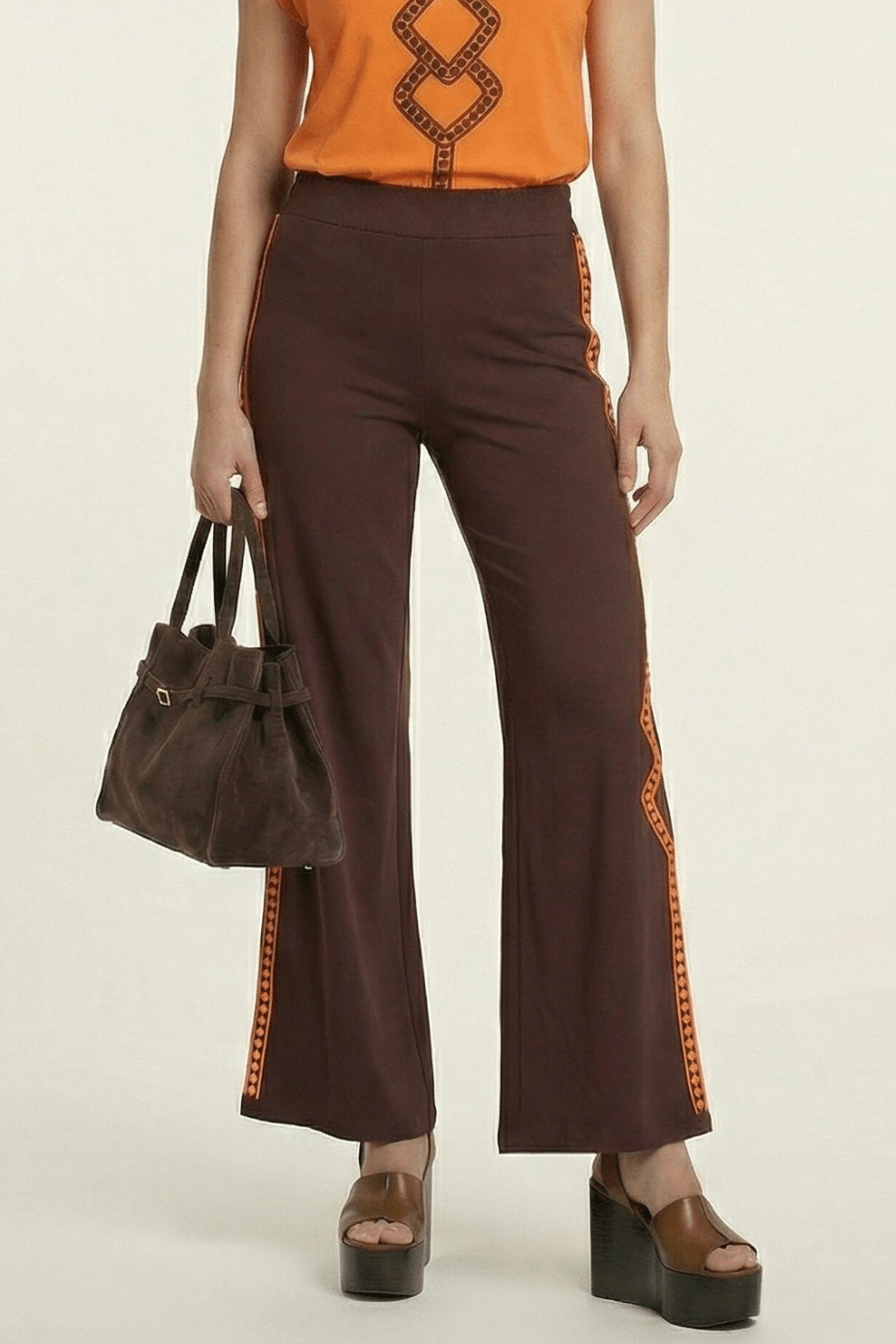 Pantalon marron goma con cenefa naranja bordada Lolitas&L - lolitasyl.com
