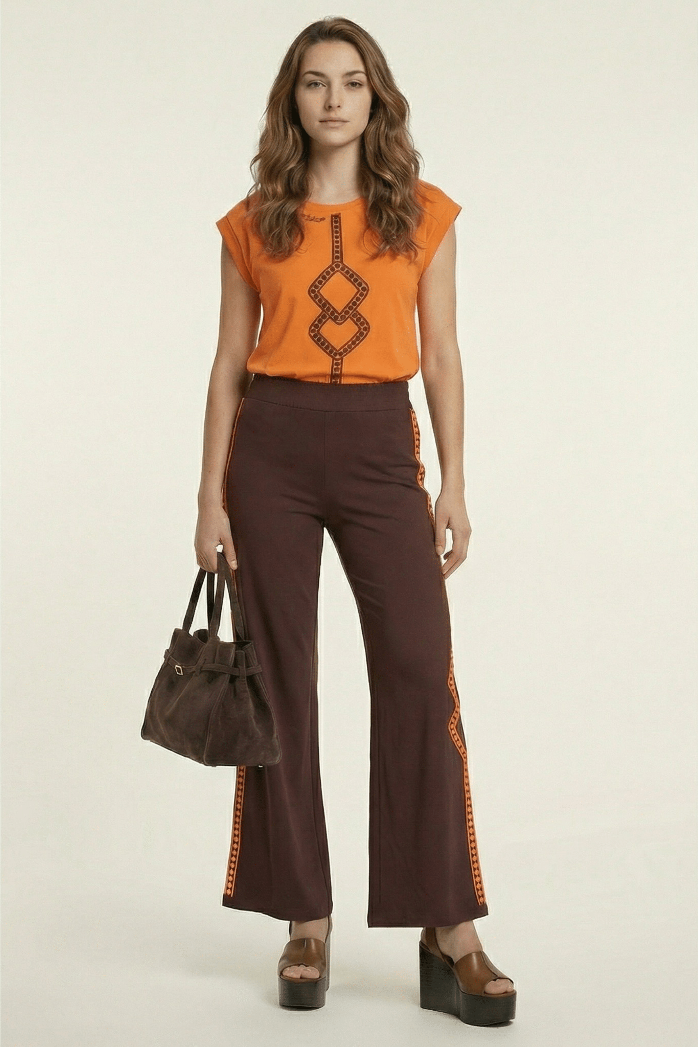 Pantalon marron goma con cenefa naranja bordada Lolitas&L - lolitasyl.com