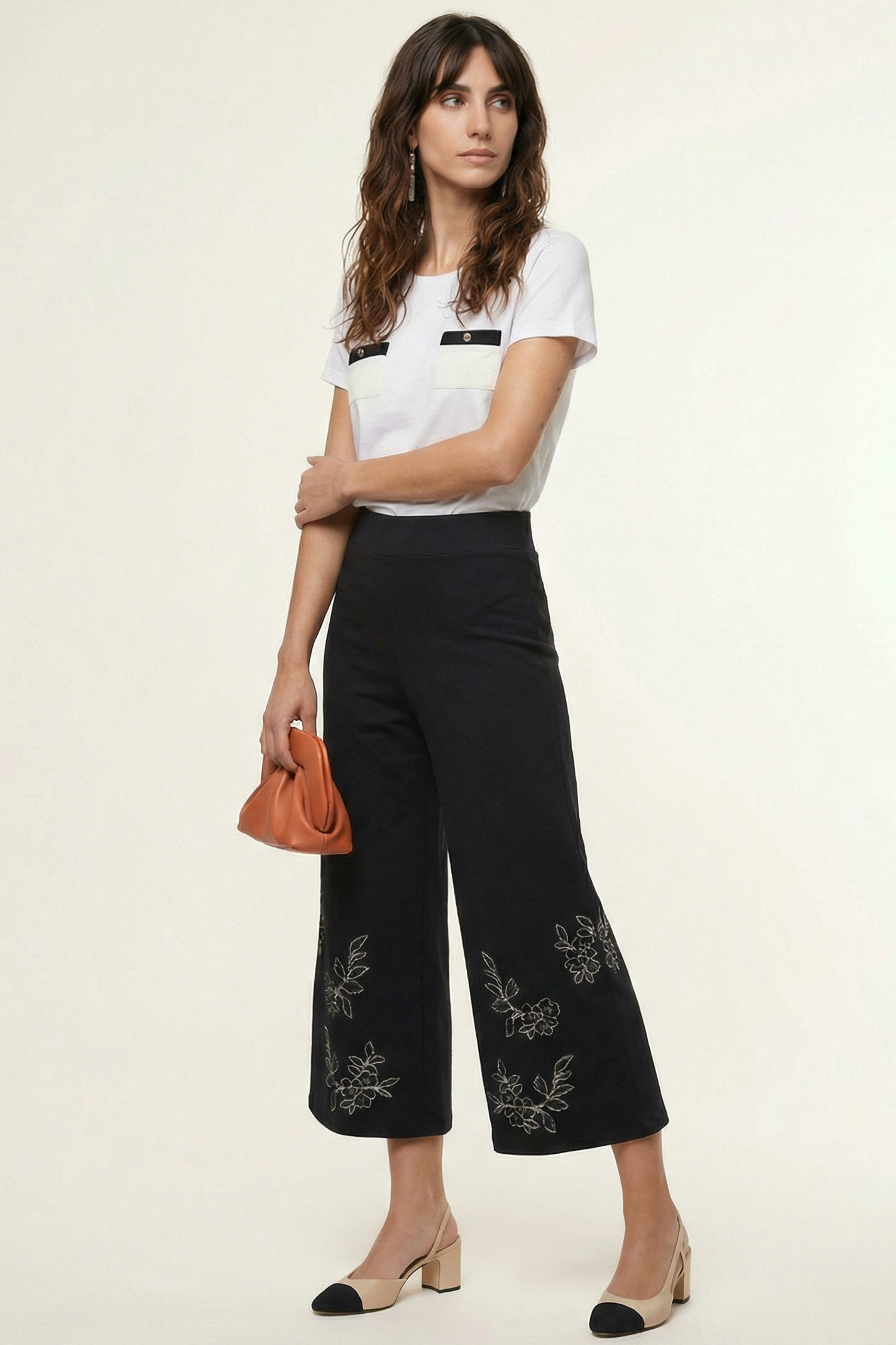 Pantalon negro acampanado con bordado flor en contraste blanco Lolitas&L