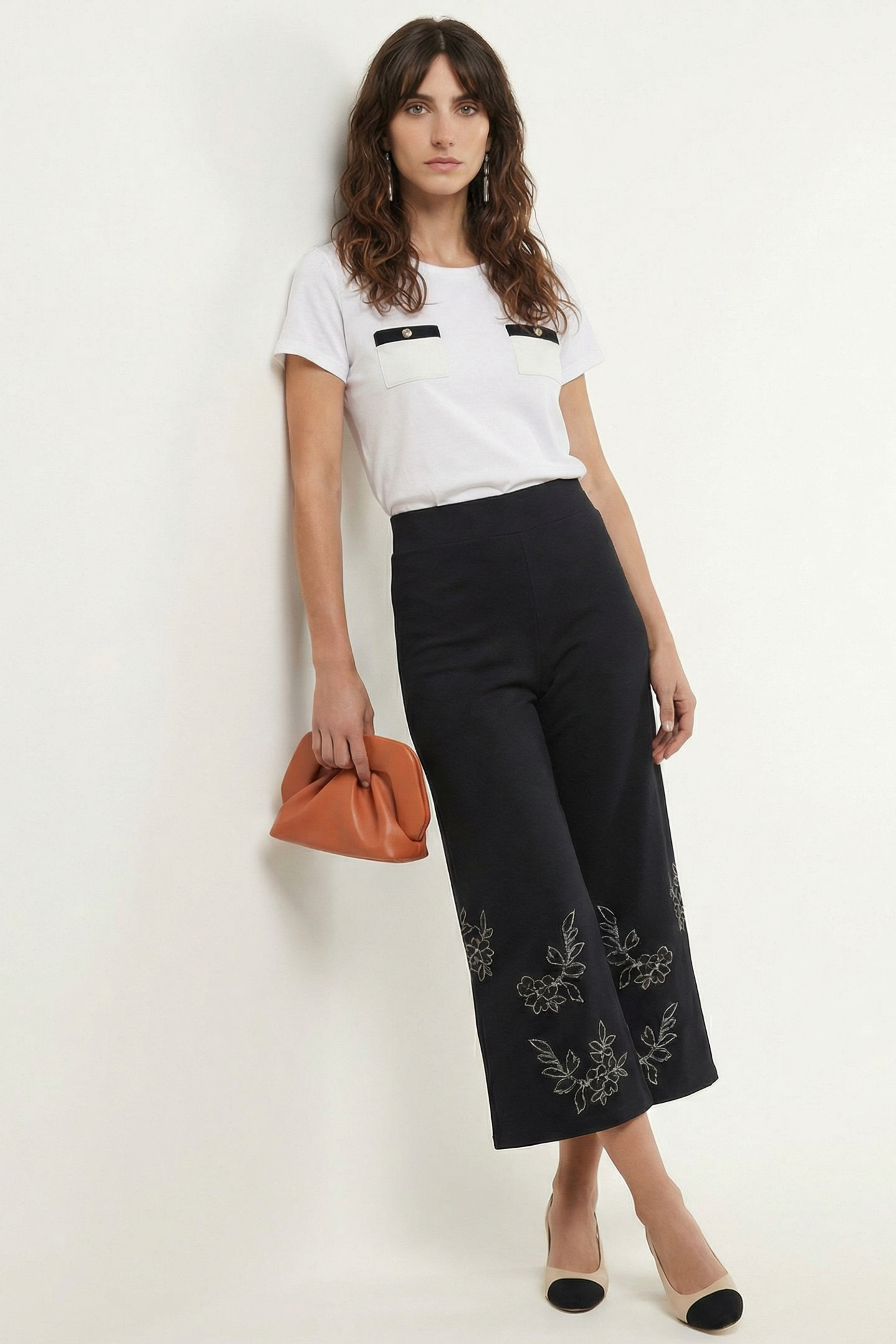 Pantalon negro acampanado con bordado flor en contraste blanco Lolitas&L