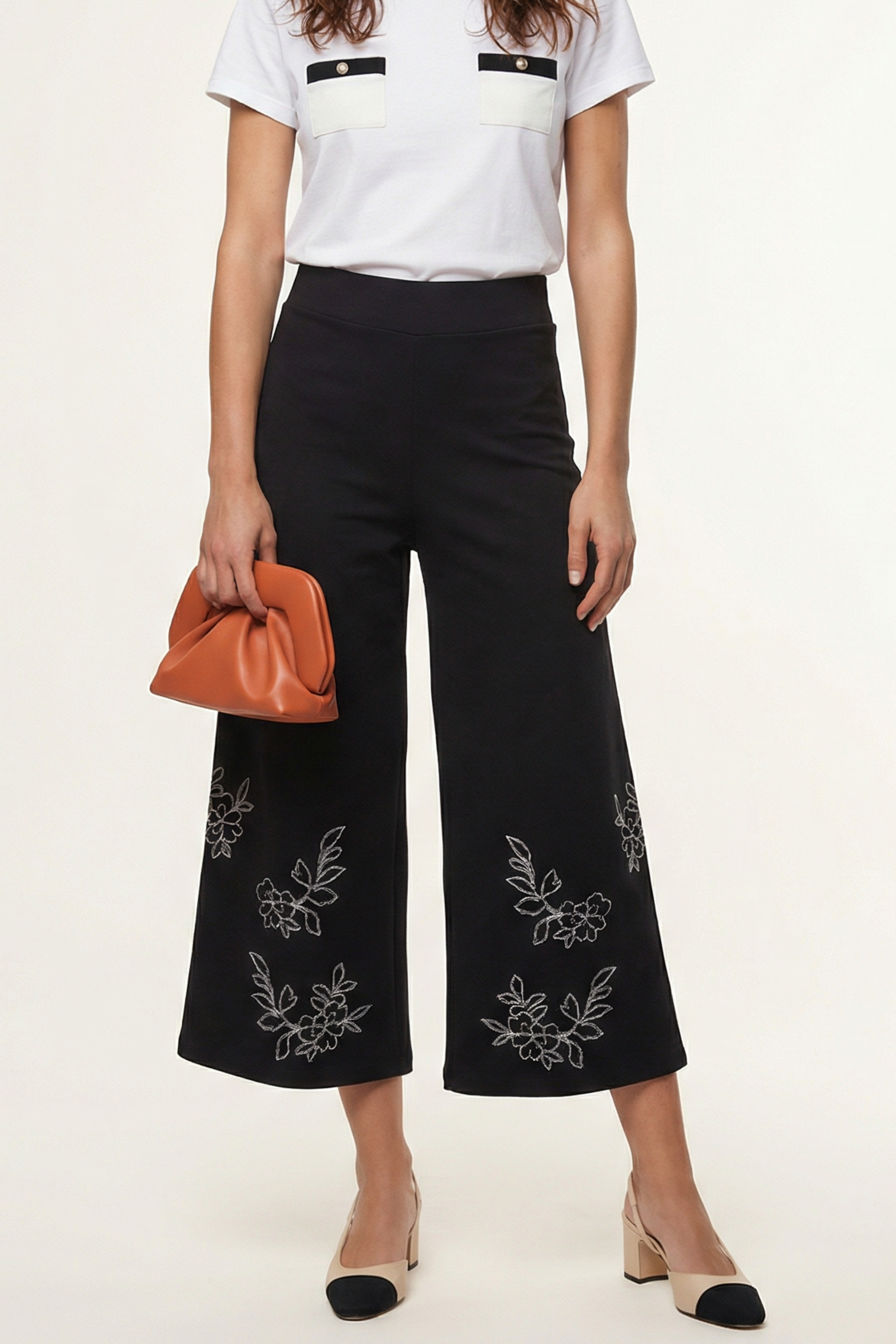 Pantalon negro acampanado con bordado flor en contraste blanco Lolitas&L