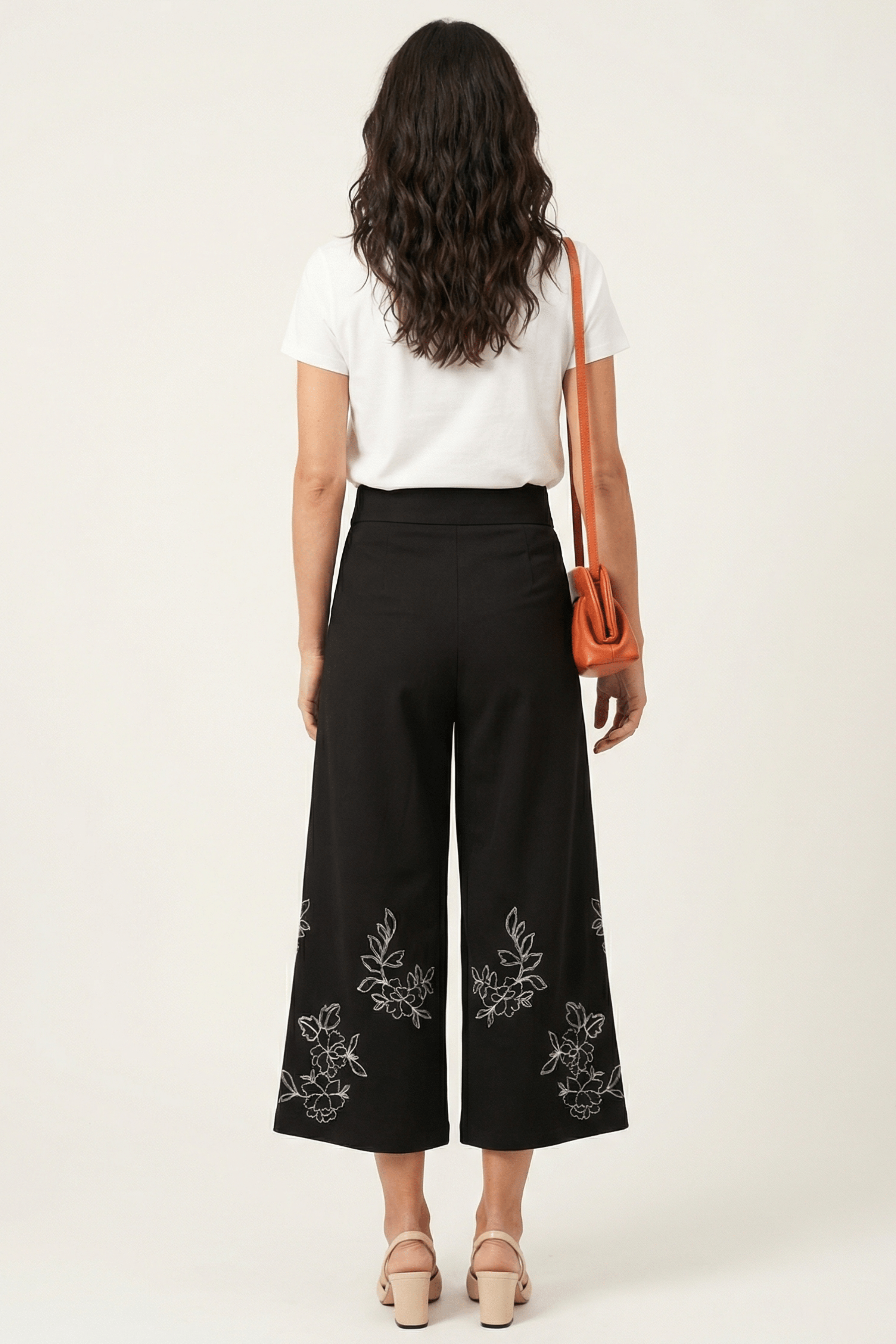 Pantalon negro acampanado con bordado flor en contraste blanco Lolitas&L - lolitasyl.com