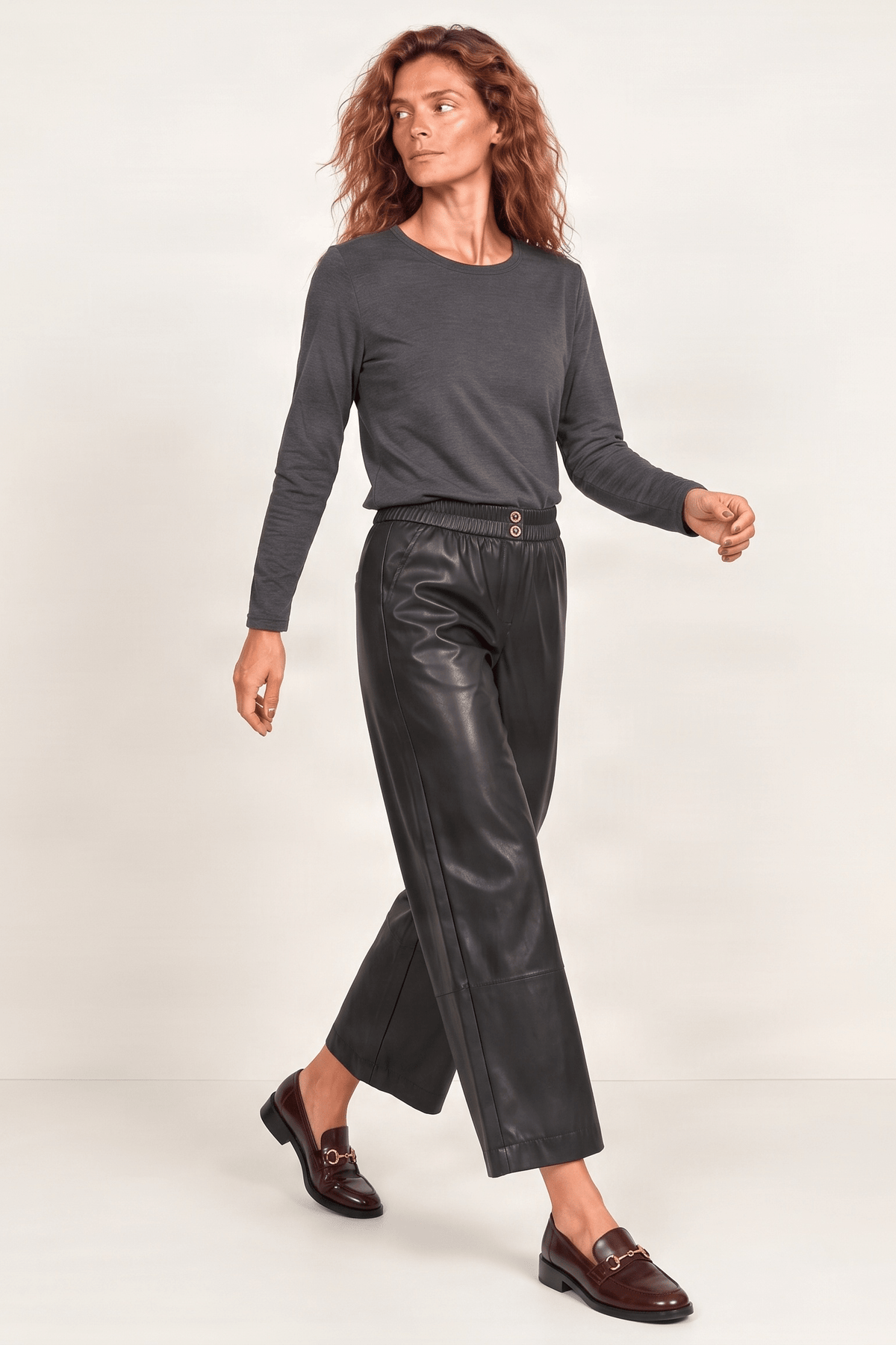 Pantalon negro de polipiel ancho con corte Lolitas&L - lolitasyl.com