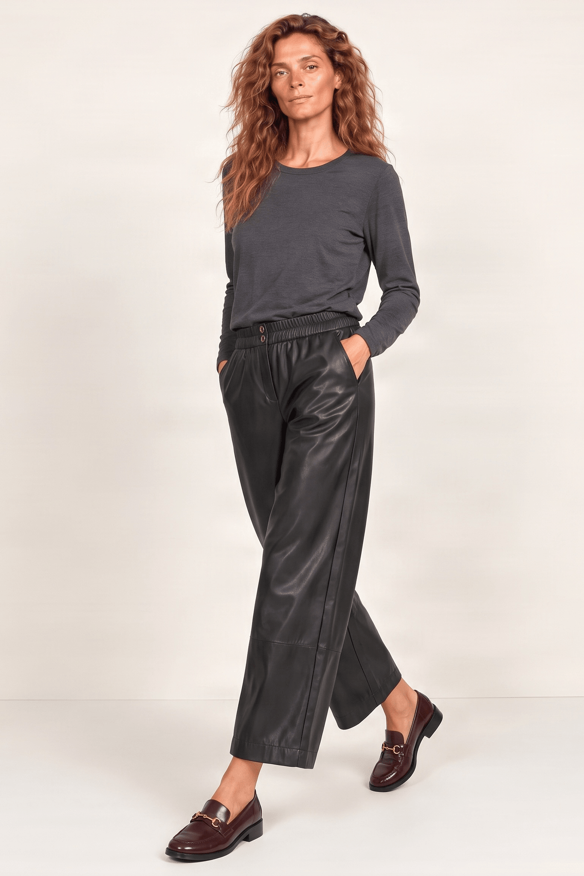 Pantalon negro de polipiel ancho con corte Lolitas&L - lolitasyl.com