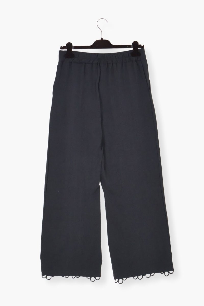 Pantalón Preloved negro pinzas con bordado calado LolitasyL - lolitasyl.com