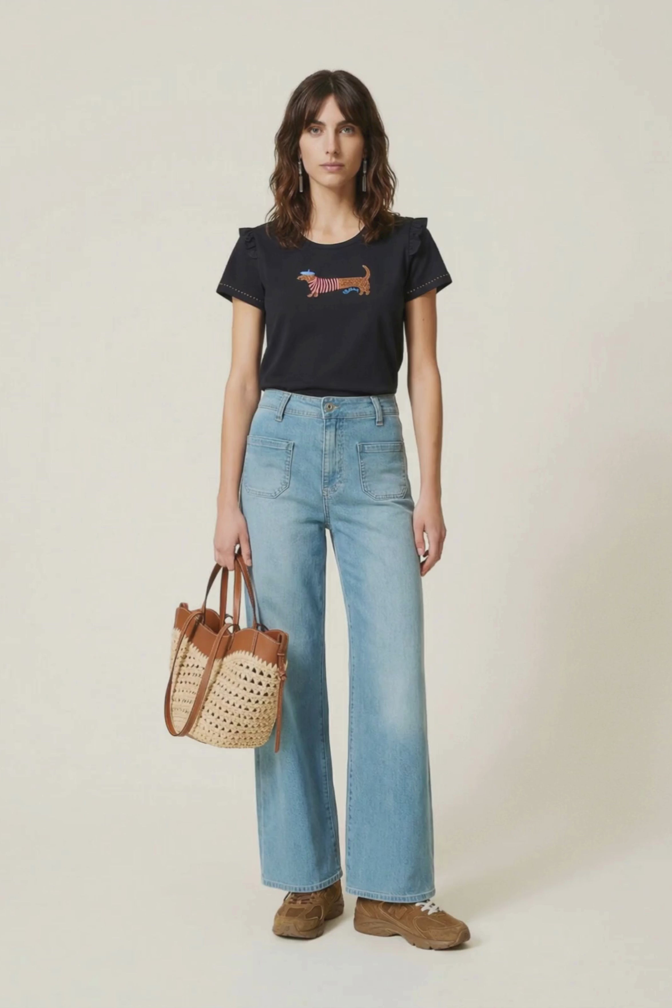 Camiseta negra con bordado perro salchicha en el delantero Lolitas&L