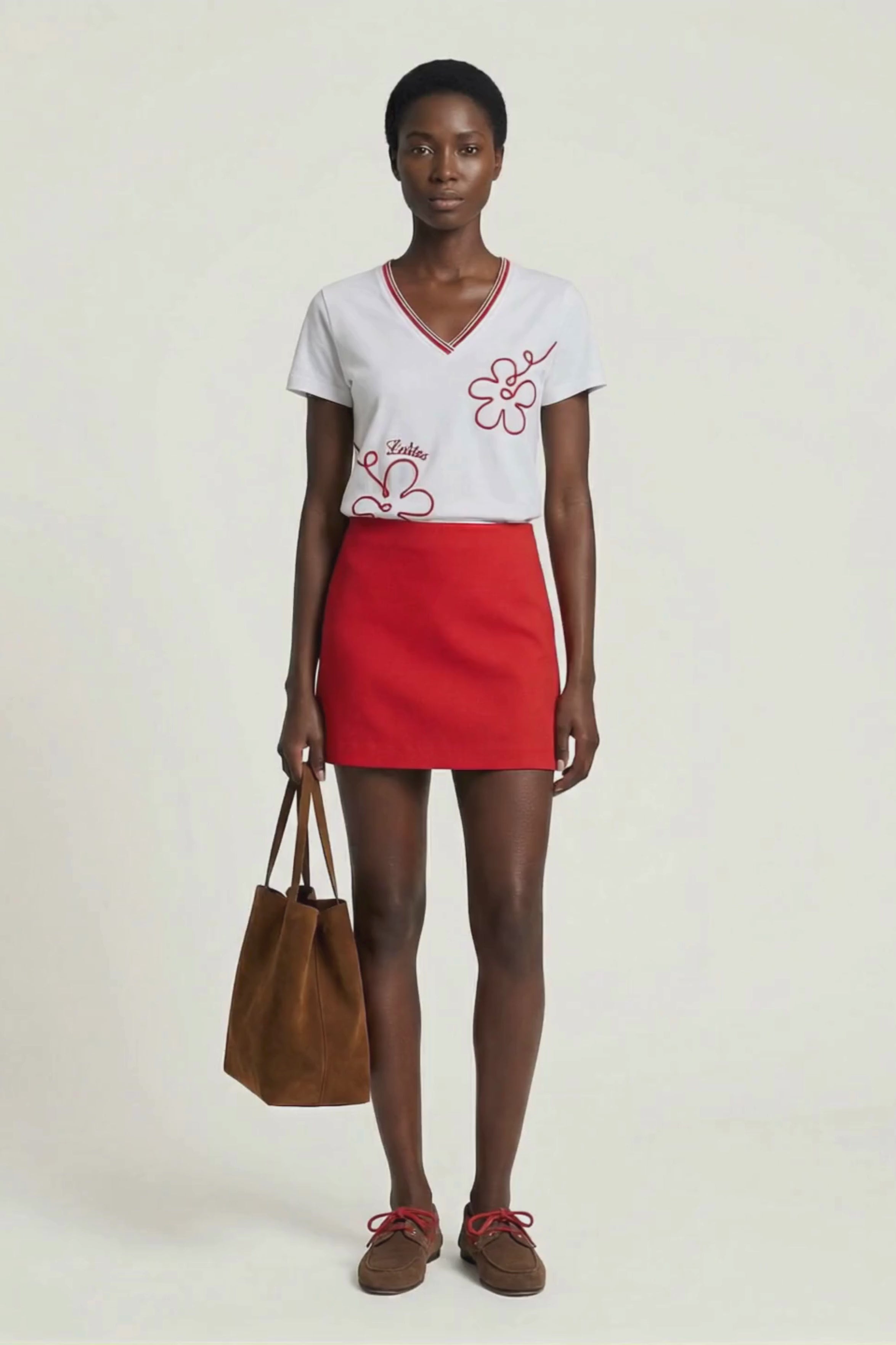 Camiseta blanca con bordado flor en contraste rojo Lolitas&L