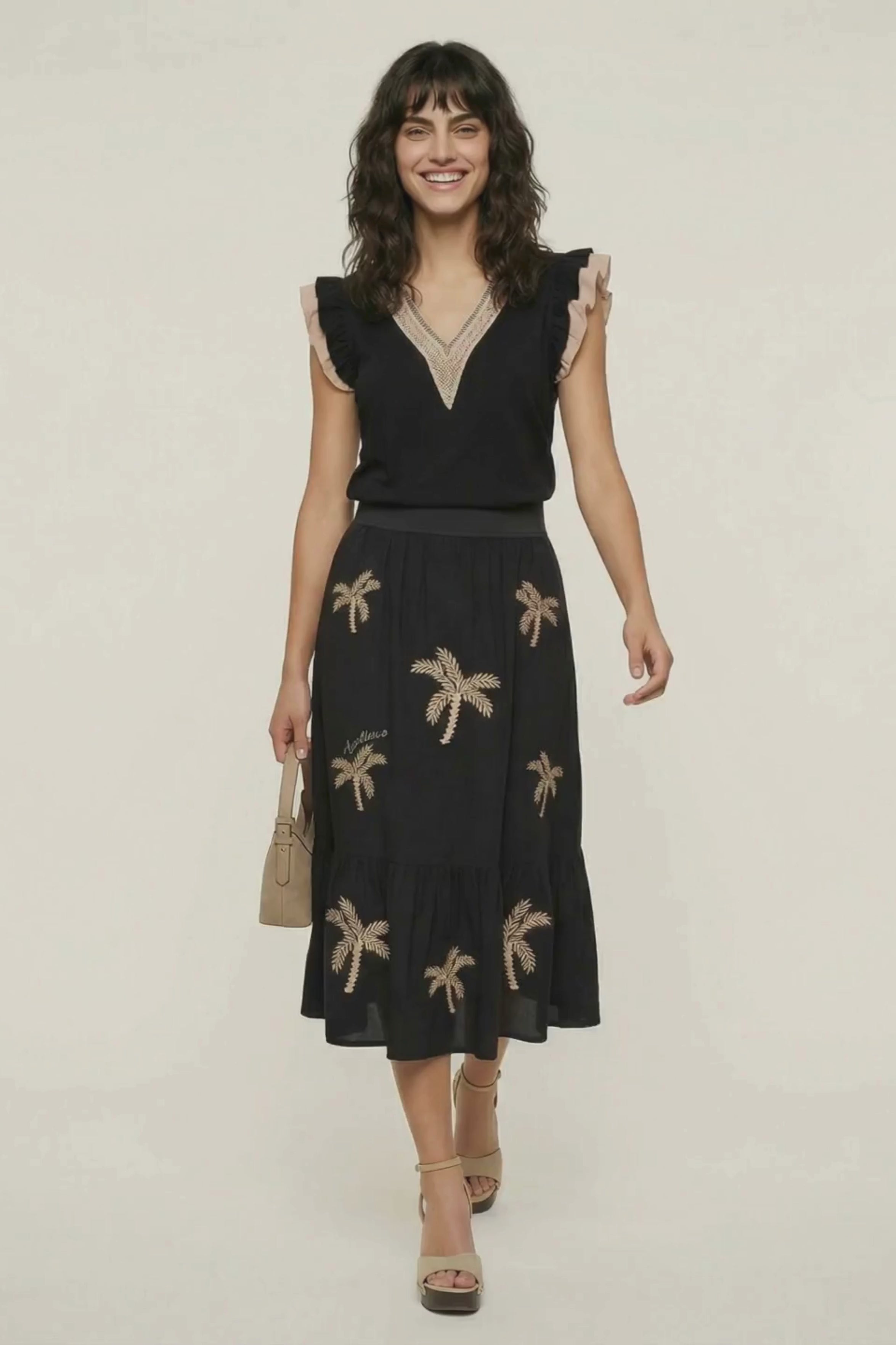 Camiseta negra escote uve con encaje contraste Lolitas&L