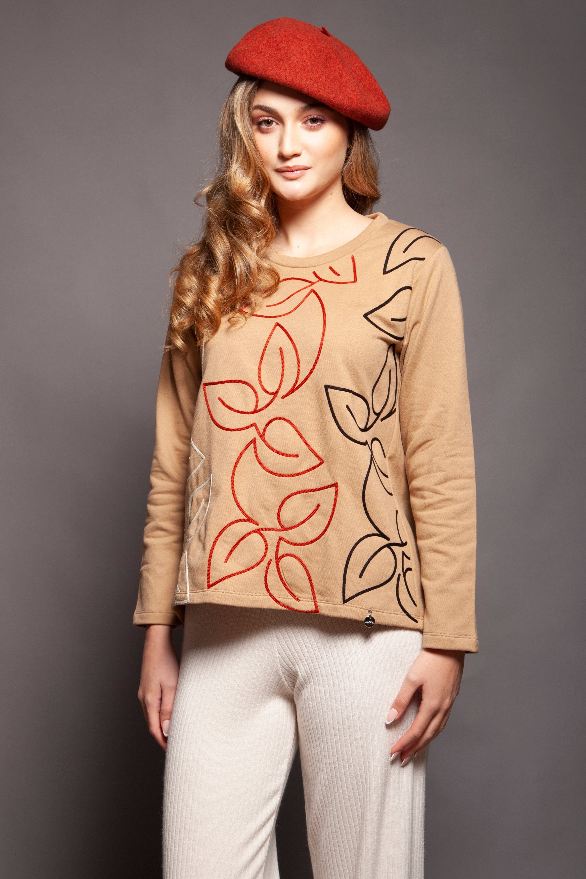 Sudadera beige con bordado de flores Lolitas&L - lolitasyl.com