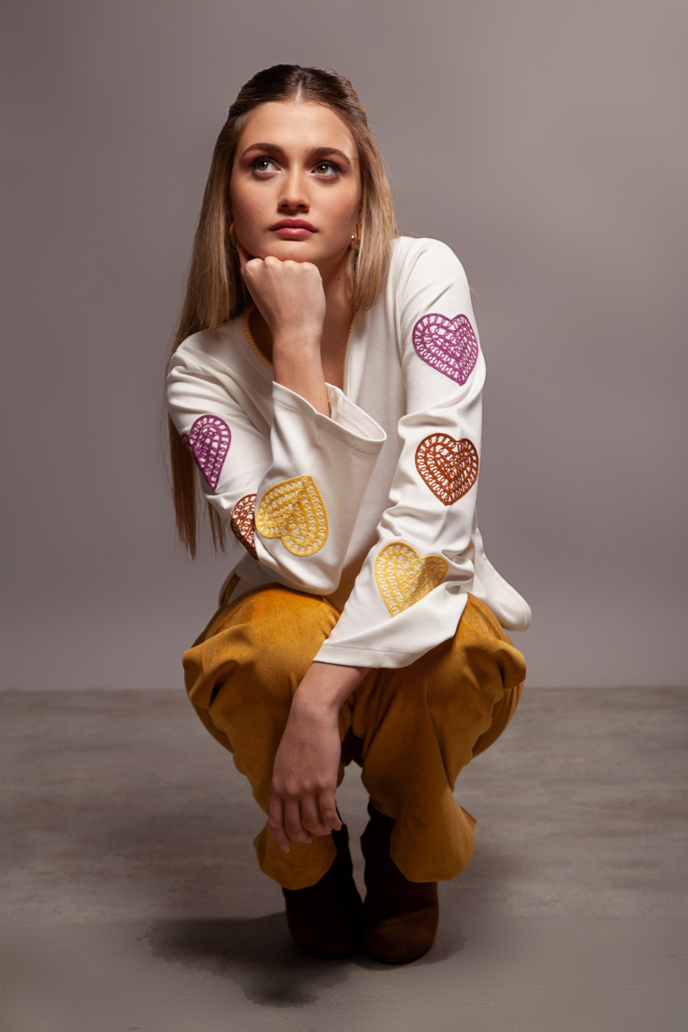 Sudadera blanca corazones bordados multicolor en mangas Lolitas&L - lolitasyl.com