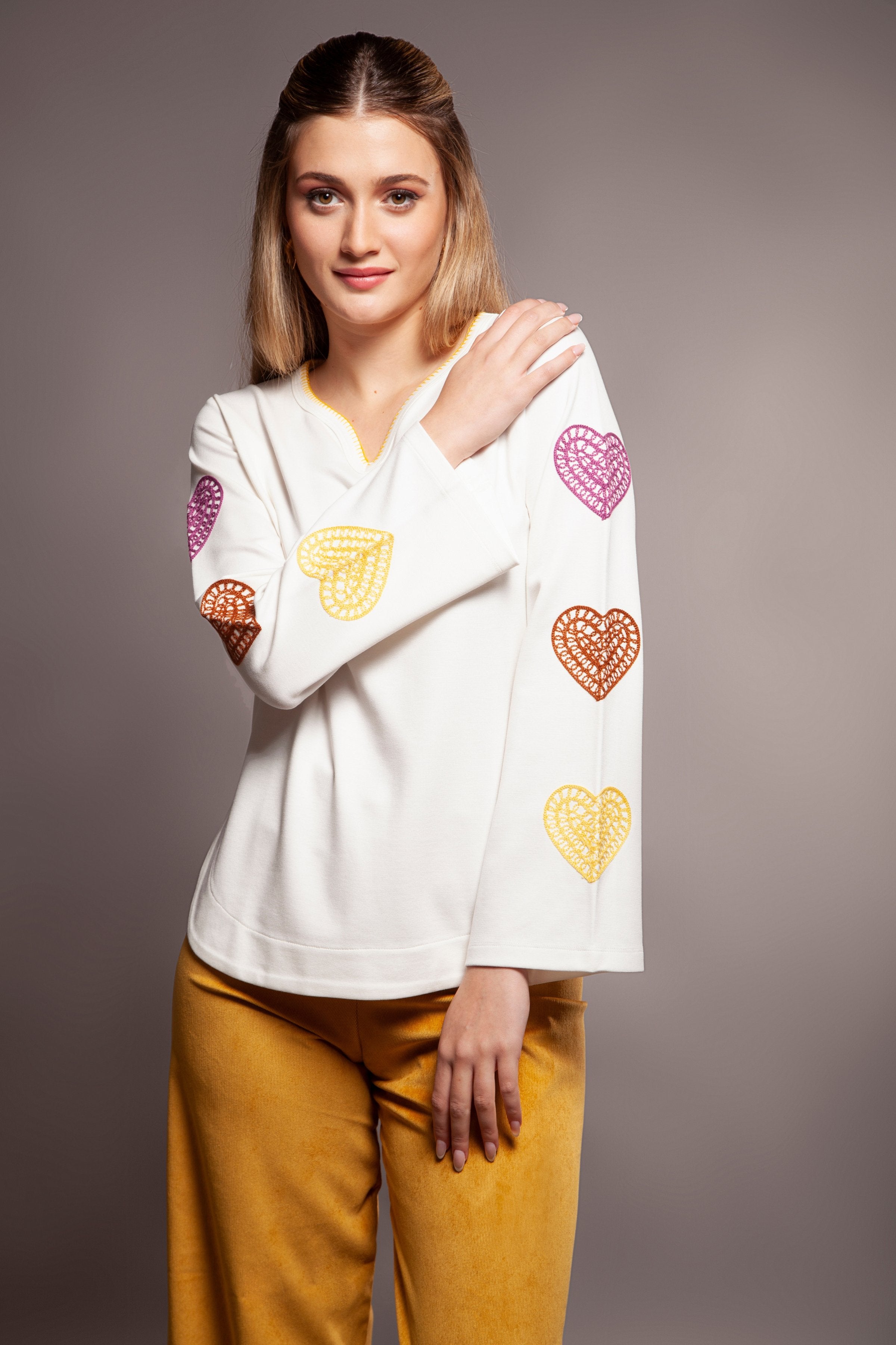 Sudadera blanca corazones bordados multicolor en mangas Lolitas&L - lolitasyl.com