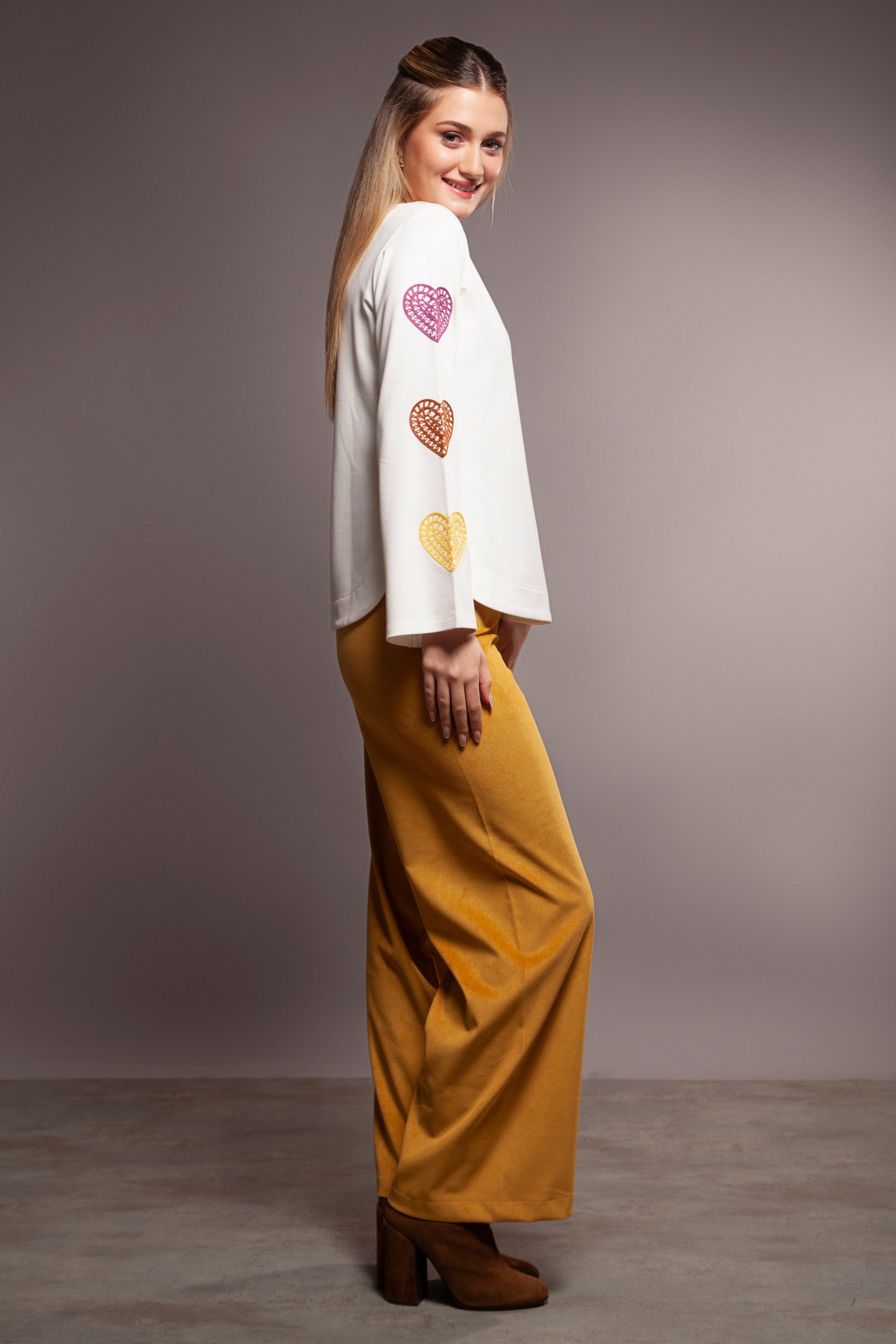 Sudadera blanca corazones bordados multicolor en mangas Lolitas&L - lolitasyl.com