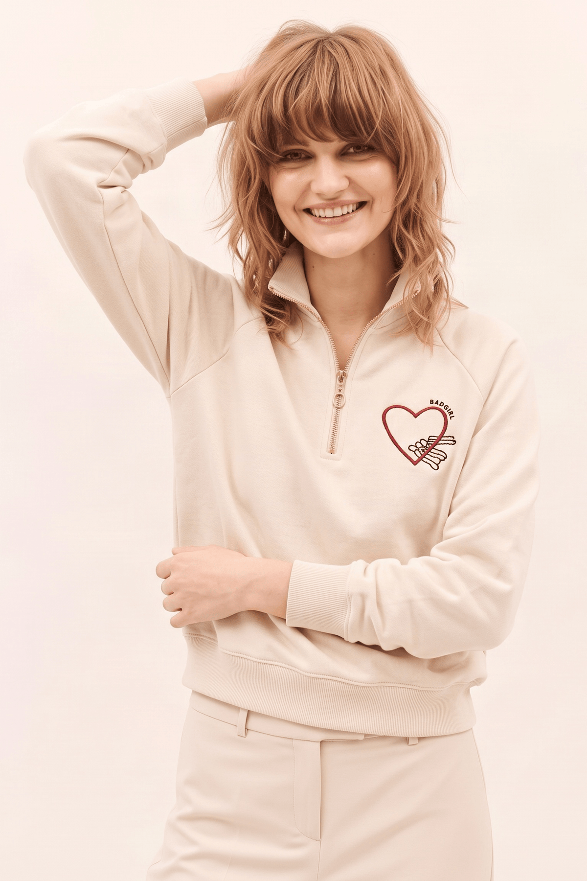 Sudadera Color Crema en Felpa con Bordado de Corazón e Imperdibles – Lolitas&L - lolitasyl.com