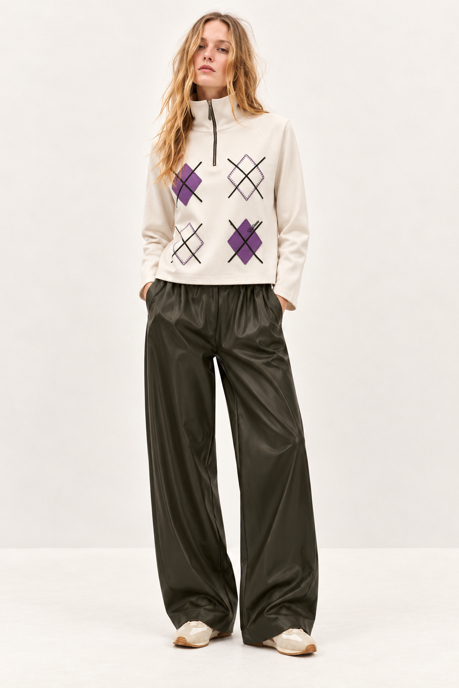 Sudadera de Felpa Blanca con Cuello Chimenea y Bordado de Rombos – Lolitas&L