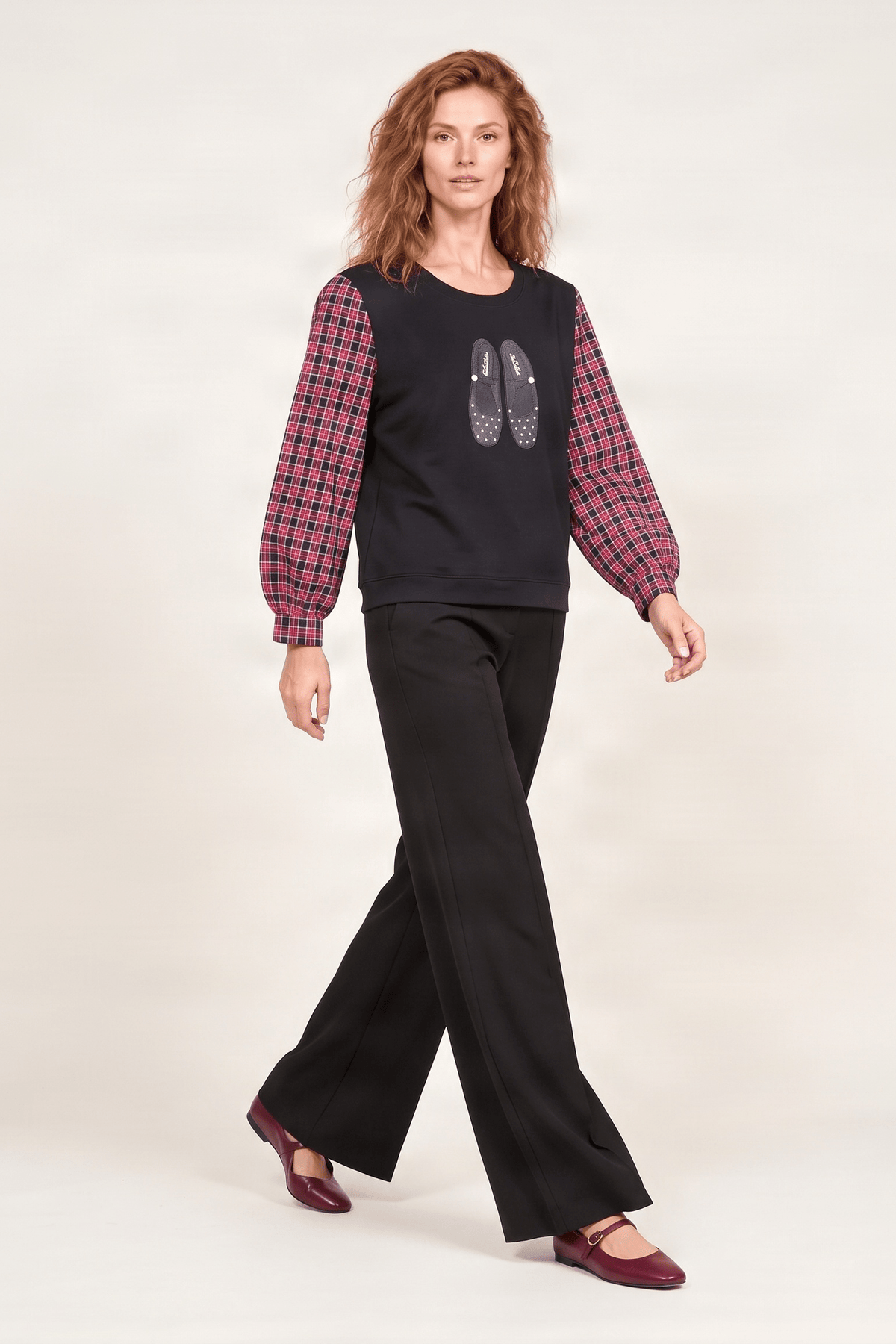 Sudadera negra con bordado zapatillas y manga larga cuadros Lolitas&L - lolitasyl.com