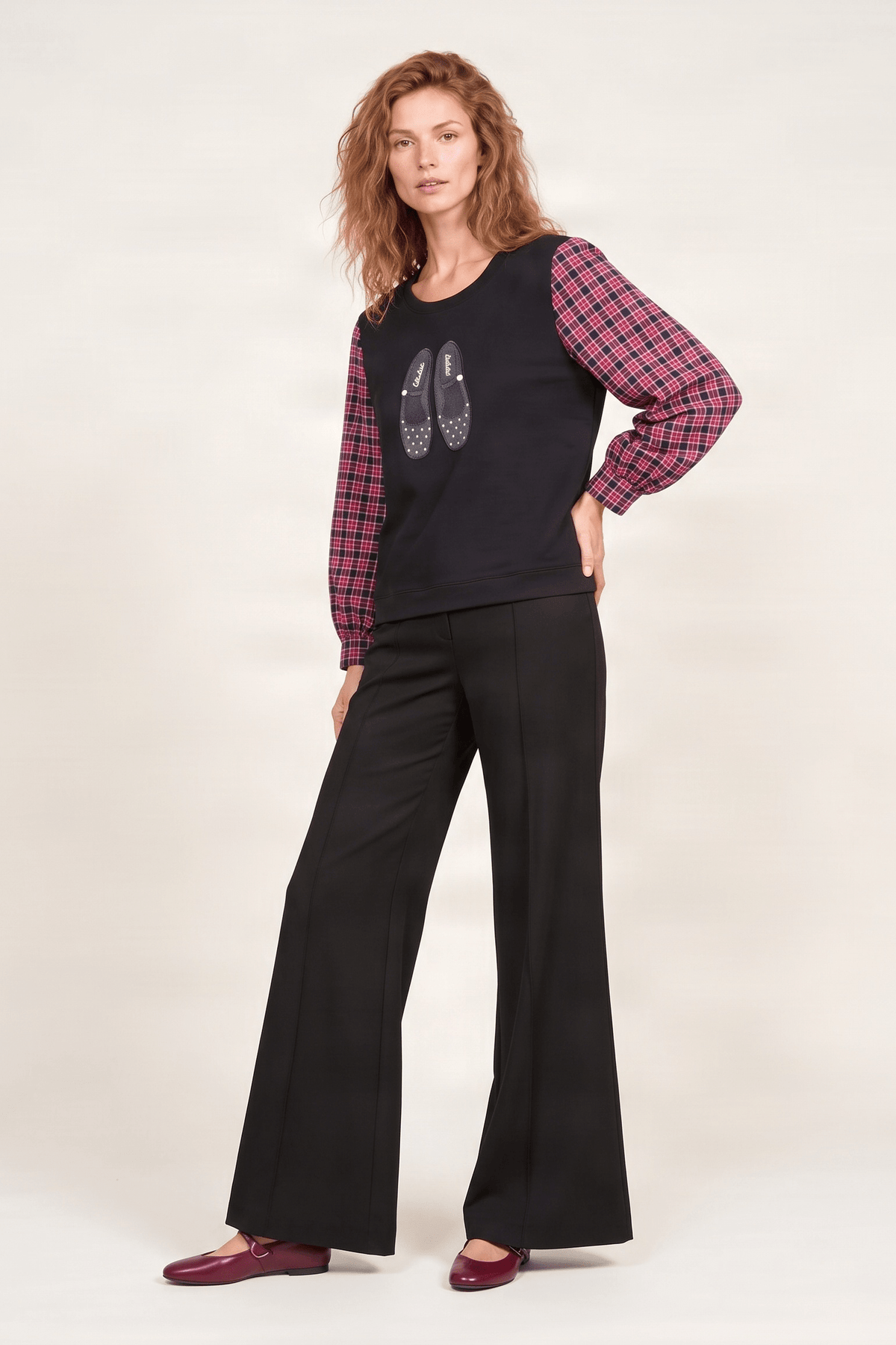 Sudadera negra con bordado zapatillas y manga larga cuadros Lolitas&L - lolitasyl.com