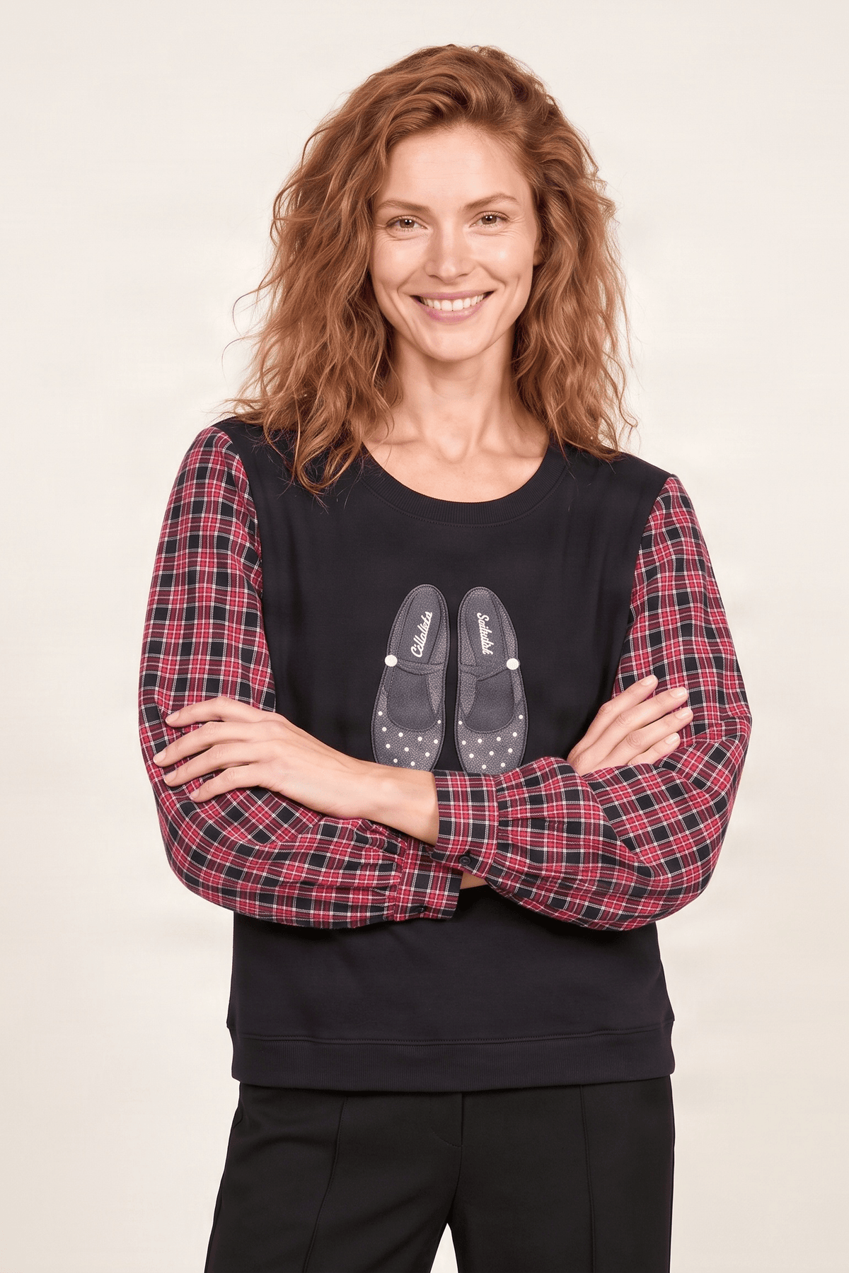 Sudadera negra con bordado zapatillas y manga larga cuadros Lolitas&L - lolitasyl.com