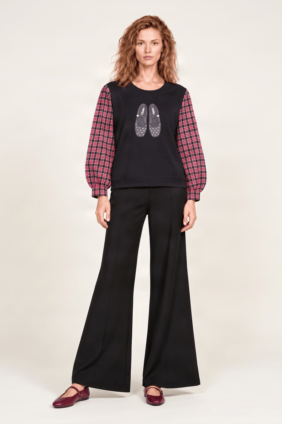Sudadera negra con bordado zapatillas y manga larga cuadros Lolitas&L - lolitasyl.com