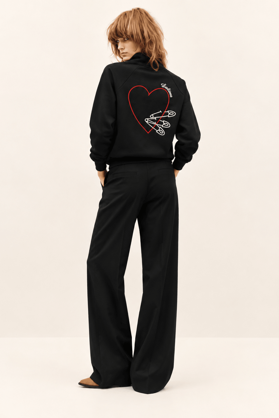 Sudadera Negra en Felpa de Algodón con Bordado Corazón e Imperdibles – Lolitas&L - lolitasyl.com