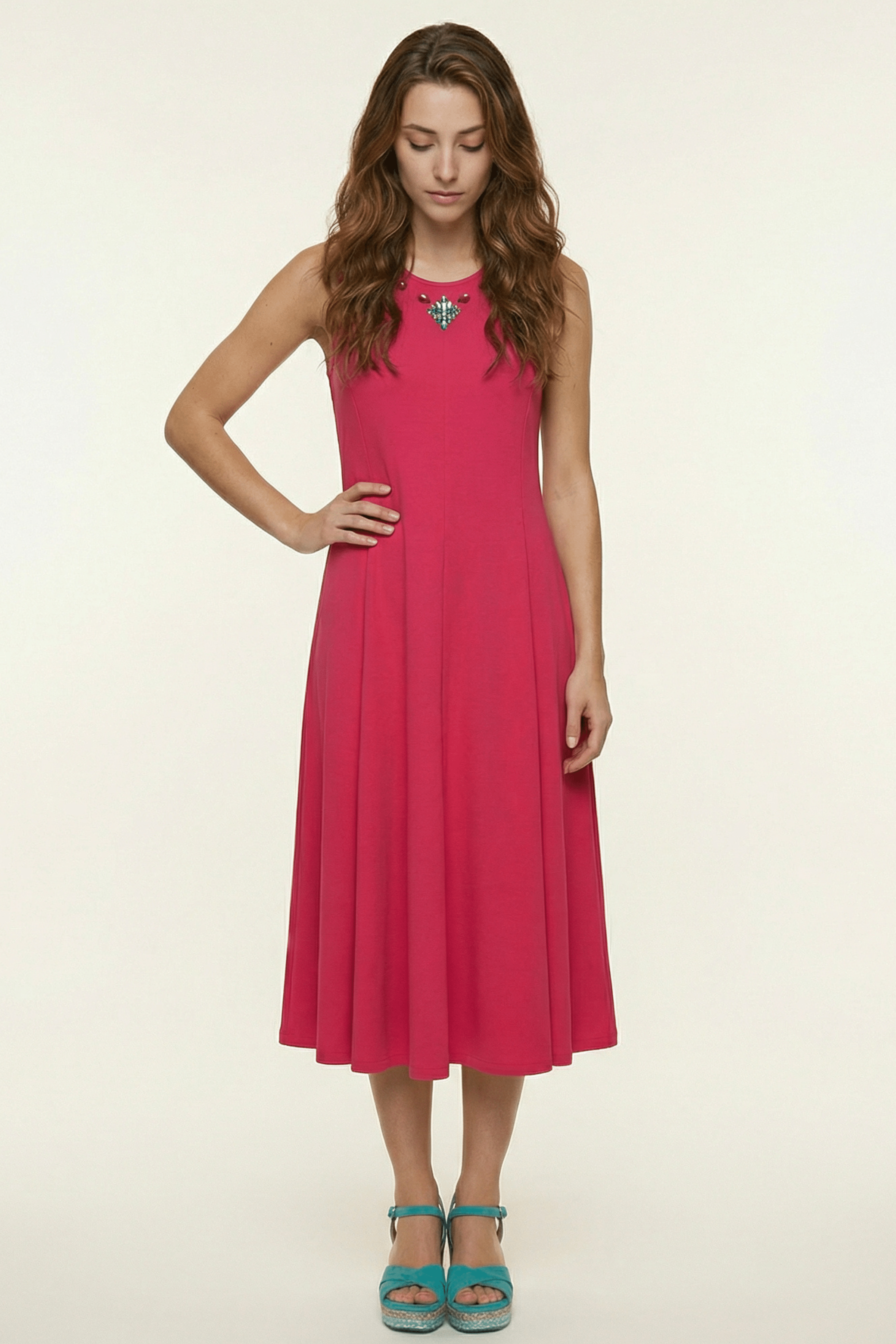 Vestido largo fucsia con pedreria en el escote Lolitas&L - lolitasyl.com