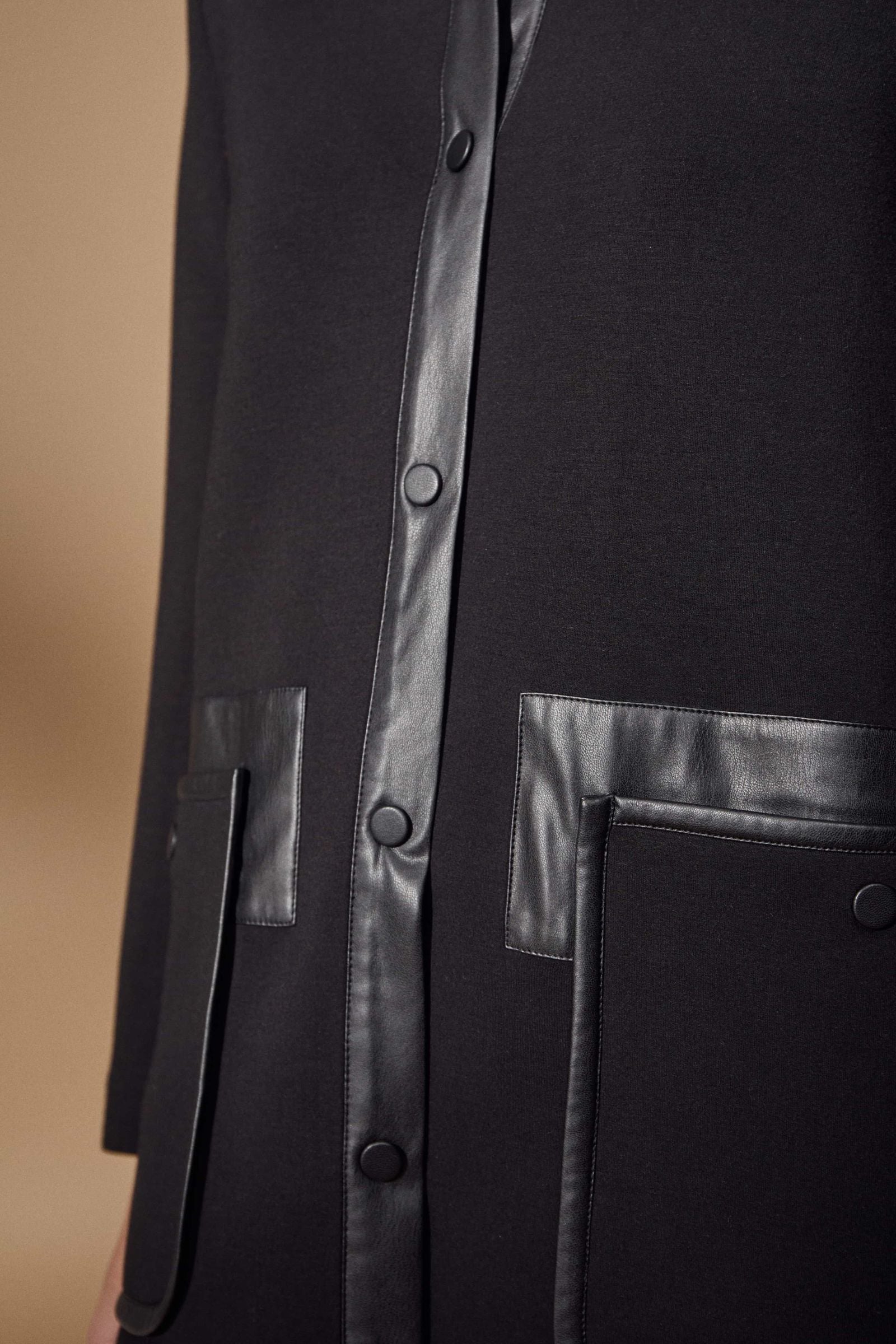 Abrigo largo negro con bolsillos y detalles efecto piel Lolitas - lolitasyl.com