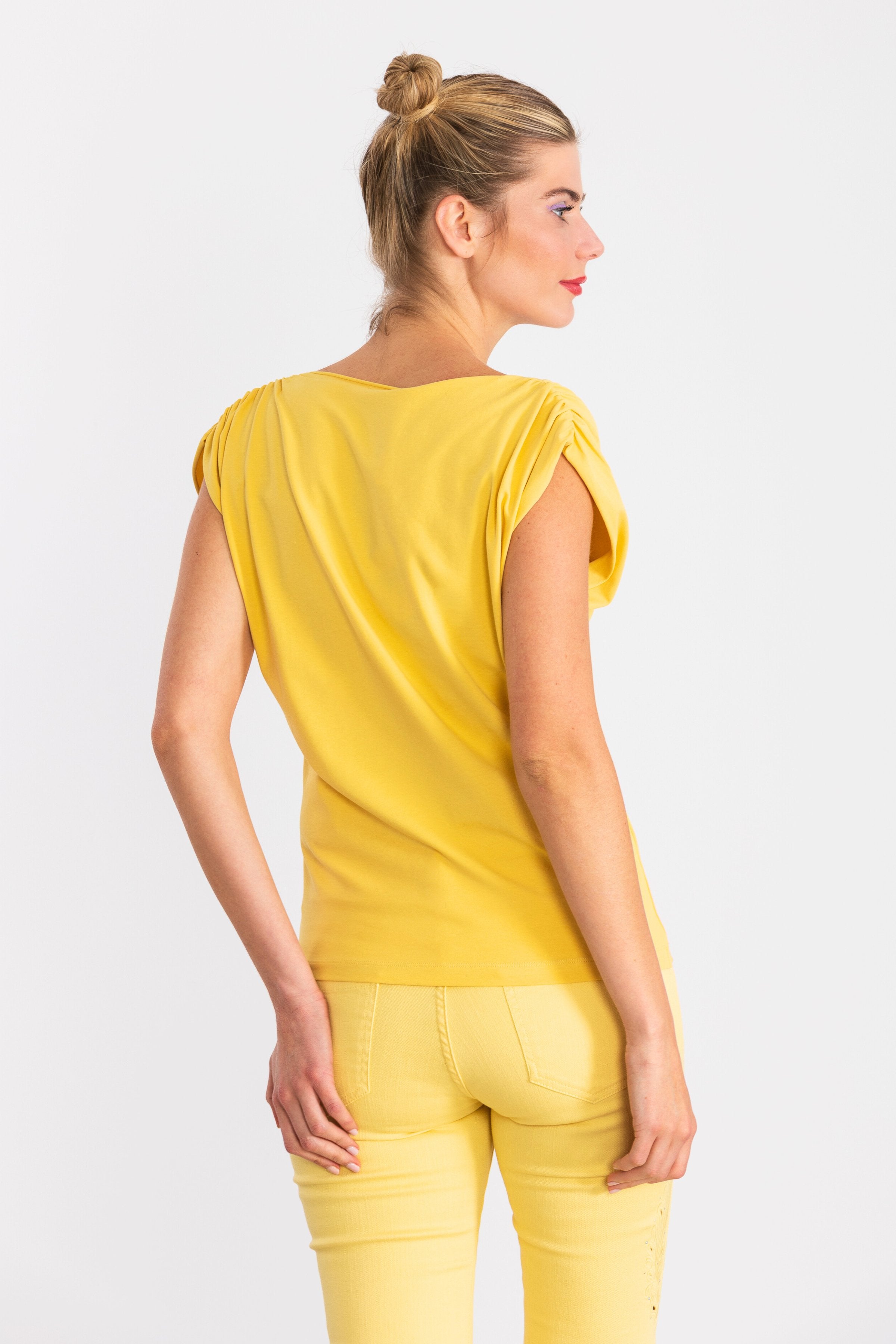 Camiseta amarilla bordada con recogido en hombros LolitasyL - lolitasyl.com