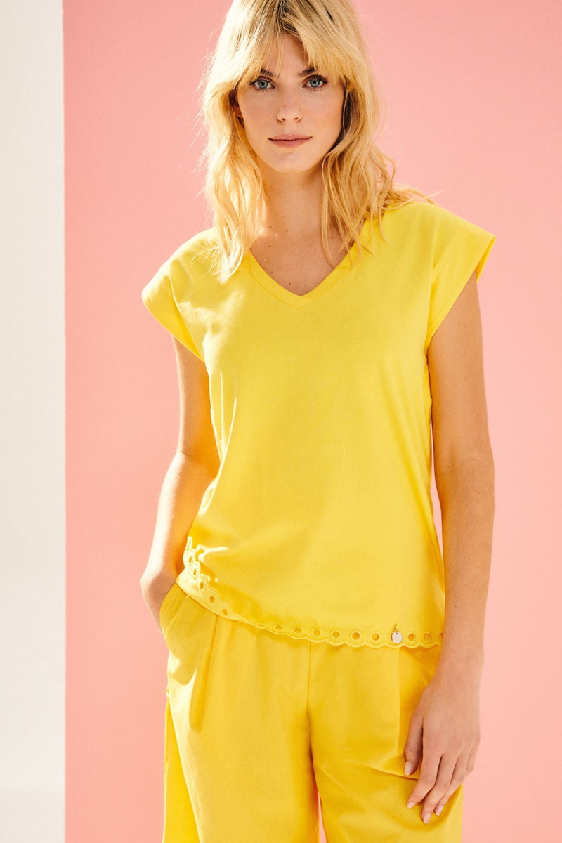 Camiseta amarilla escote pico troquelado - lolitasyl.com