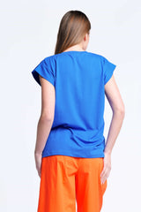 Camiseta azul bordada con aplicacion flor escote pico Lolitas&L - lolitasyl.com